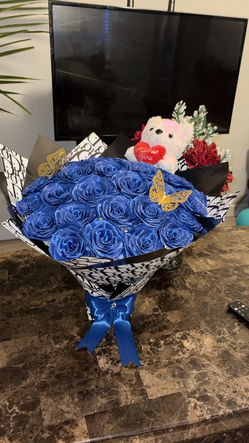 Rose Bouquet with Crown & Butterfly Decor - photo 2