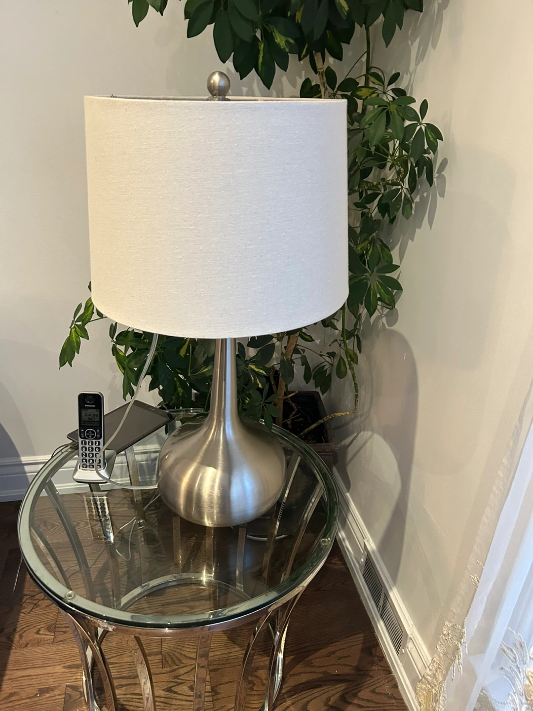 Table lamp with white shade - photo 2