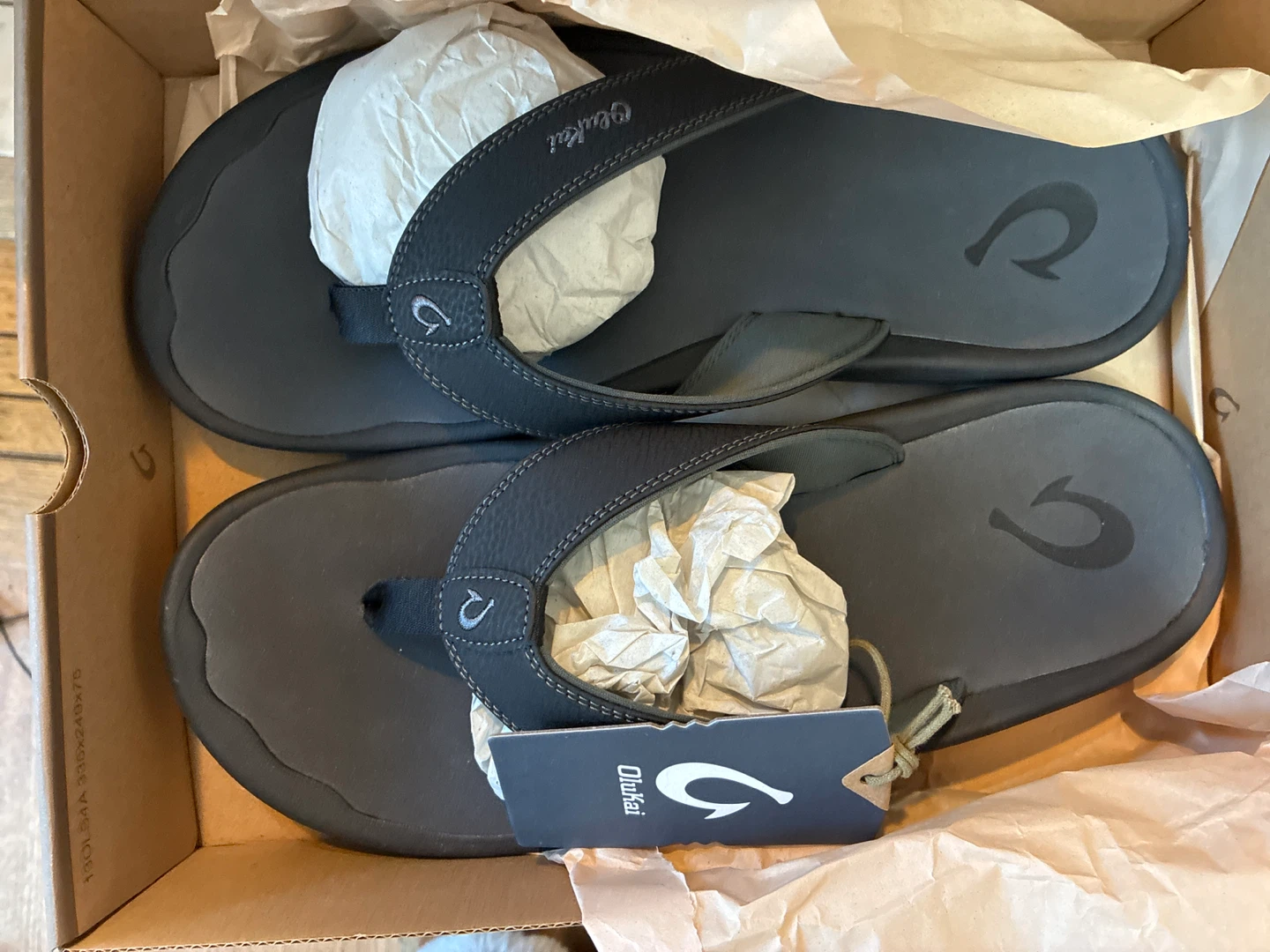 New in box OluKai 'Ohana Black/DK Shadow Sandals - Men's US 14