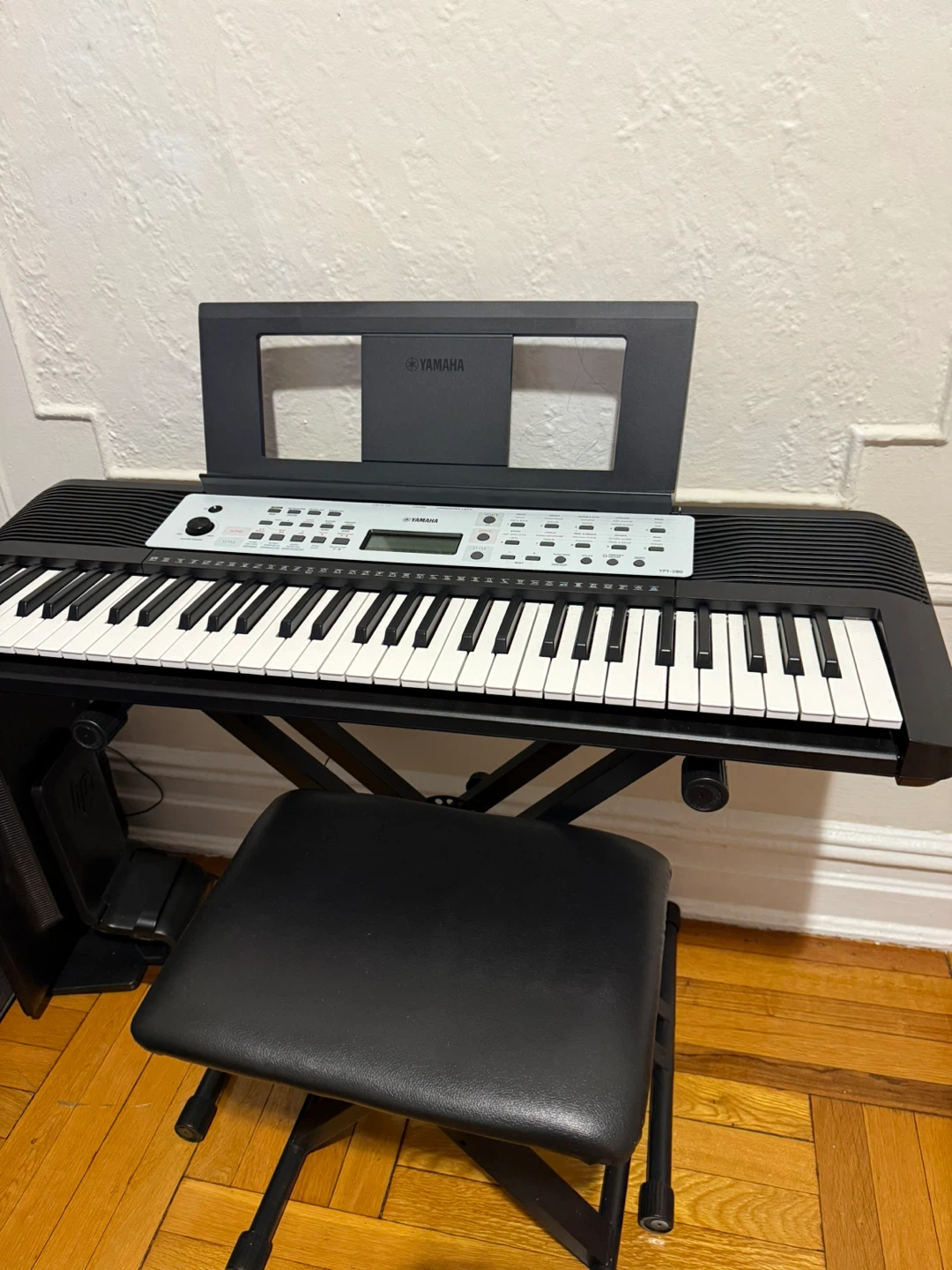 Yamaha YPT-220 Keyboard with Stand and Bench