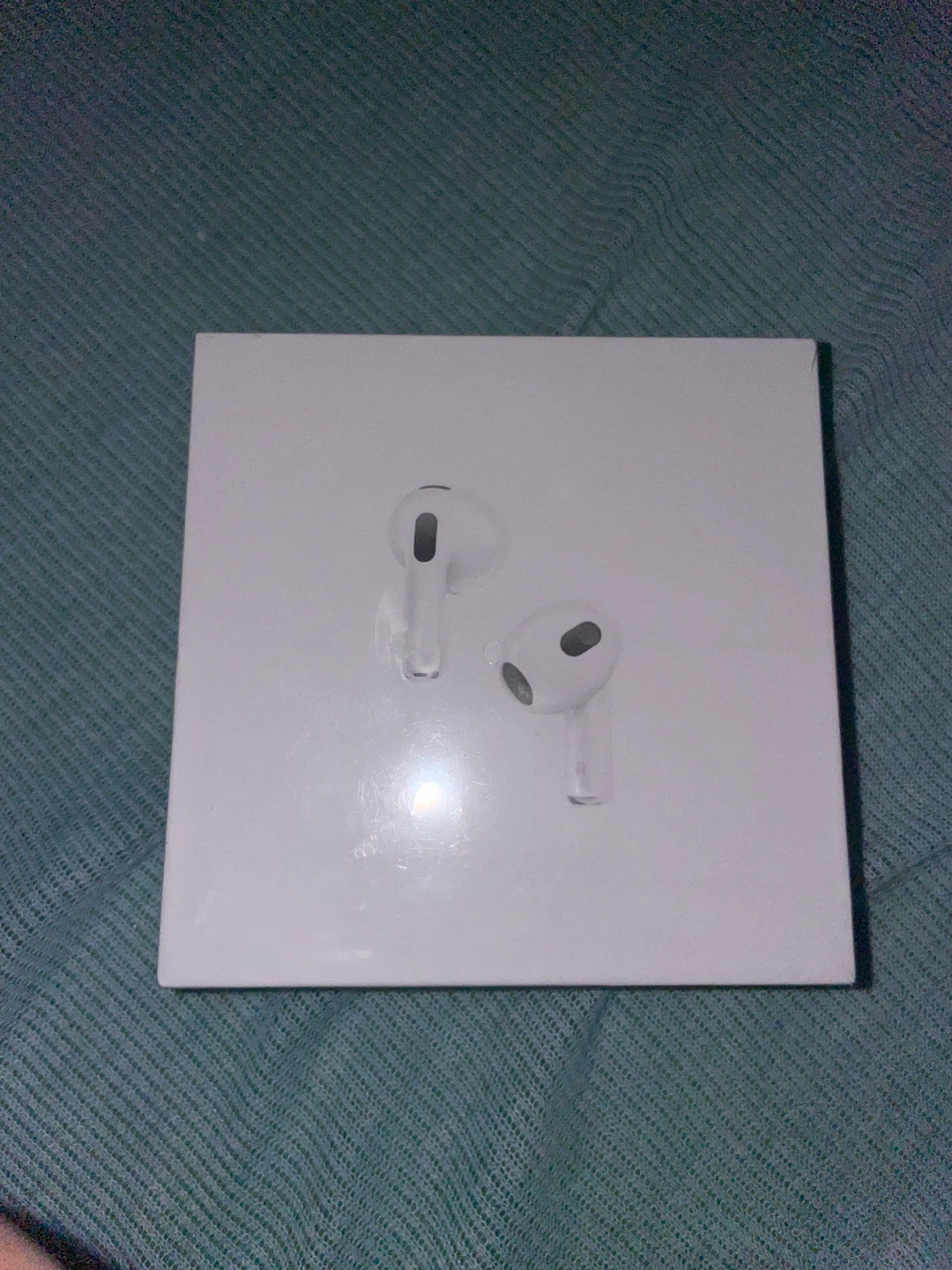 AirPods I’m 14 my mom said I could sell it - photo 2