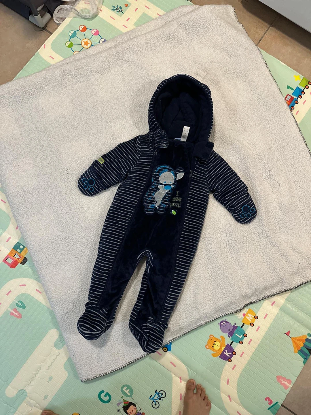 Disney Baby 6/12M Snowsuit - Great Condition! - photo 2