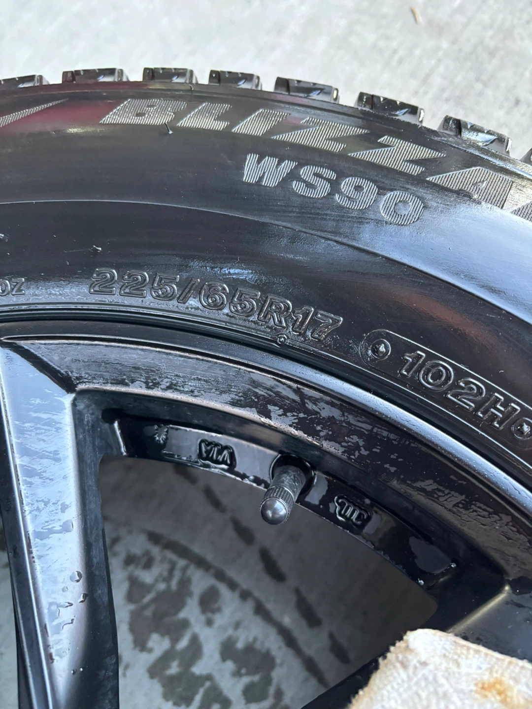 225/65/17 Blizzak winter tires and rims - photo 3