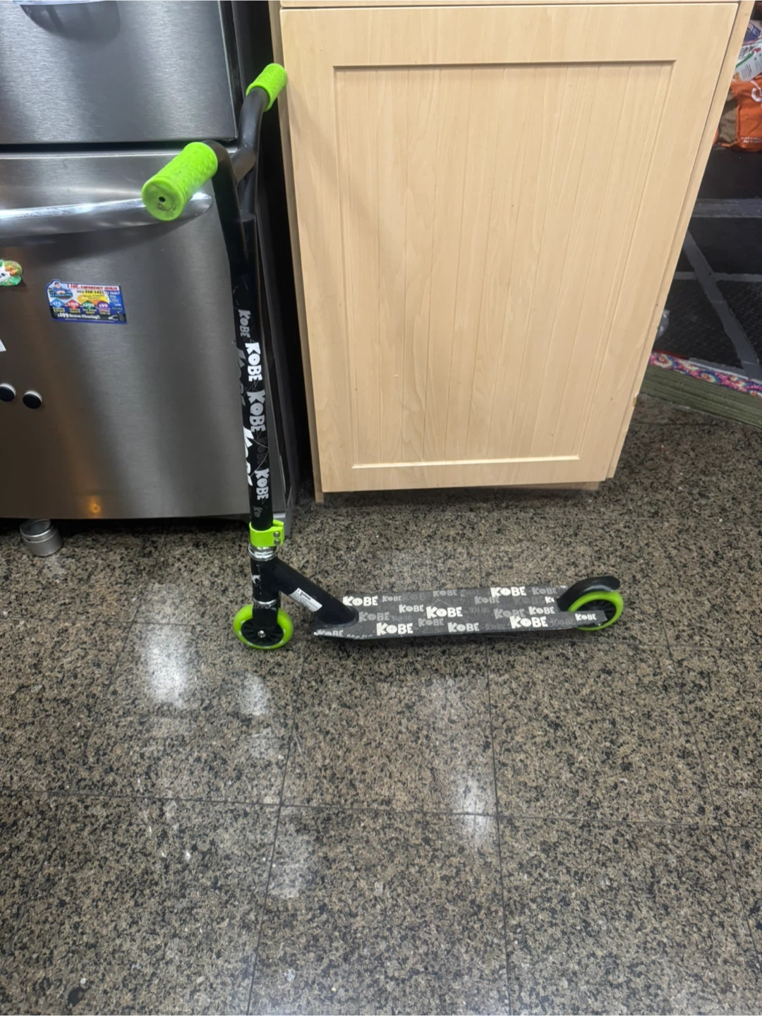 Kobe Toy Edge Kick Scooter - Black/Green