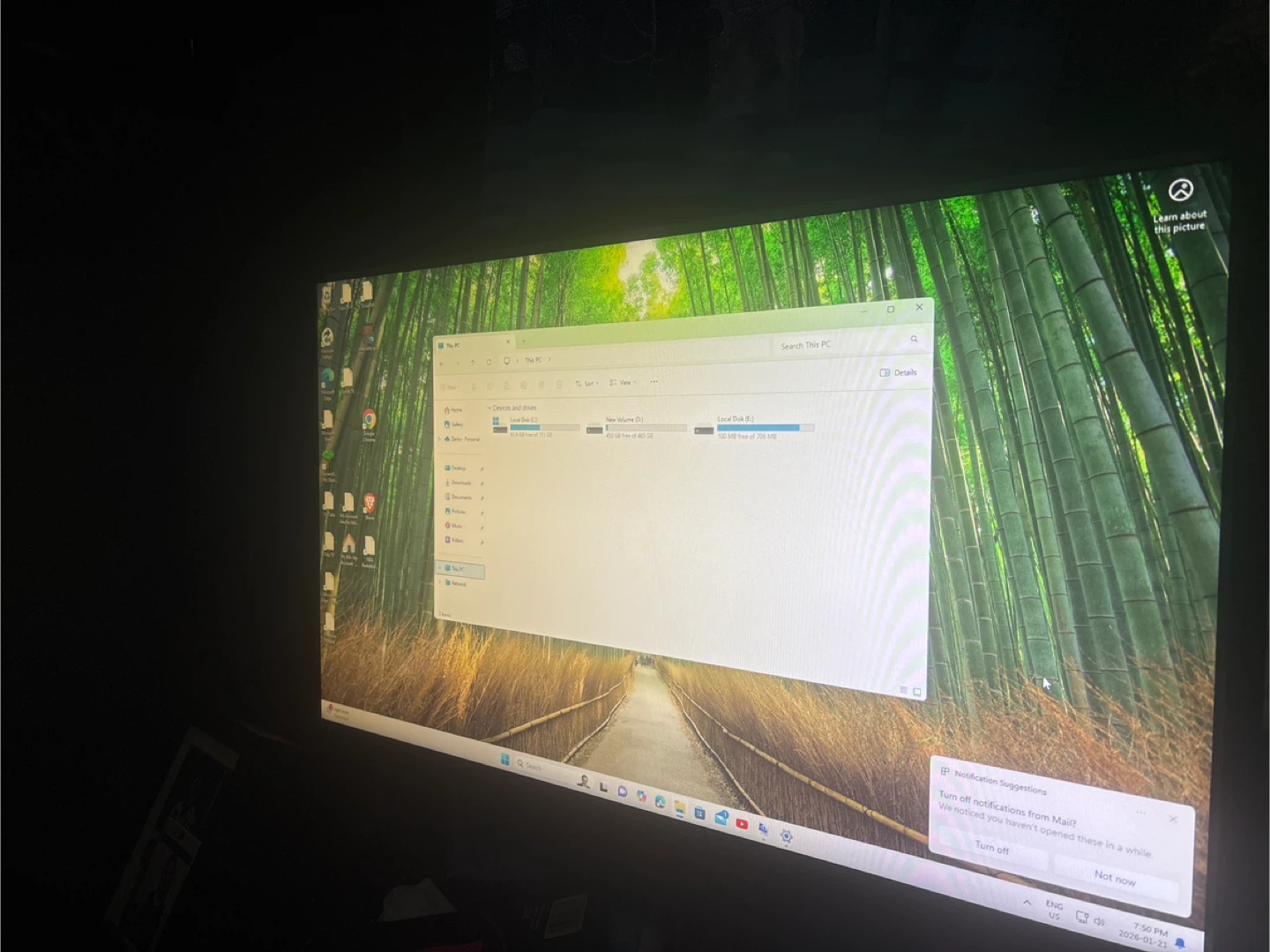 Desktop with monitor, keyboard and mouse. - photo 5