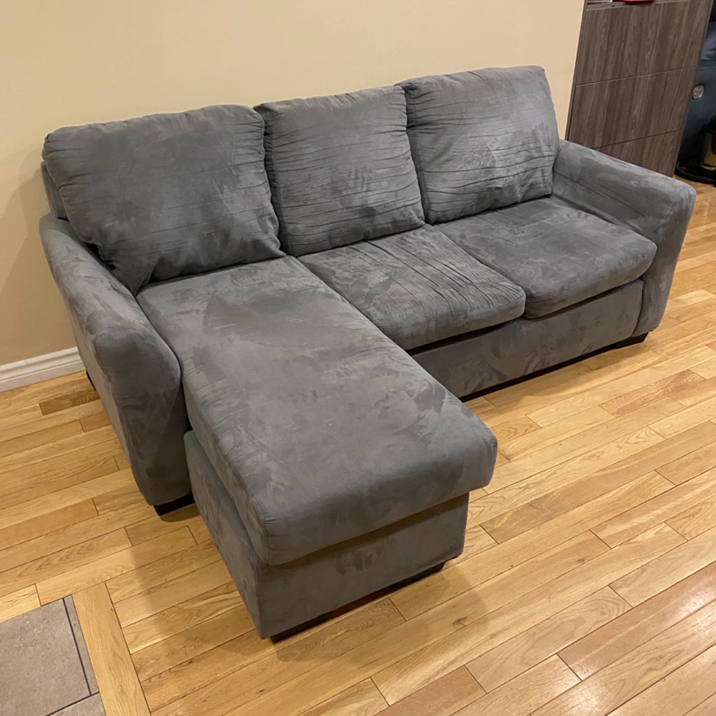 Modern Grey Sectional Sofa with Reversible Chaise (CAN DELIVER)