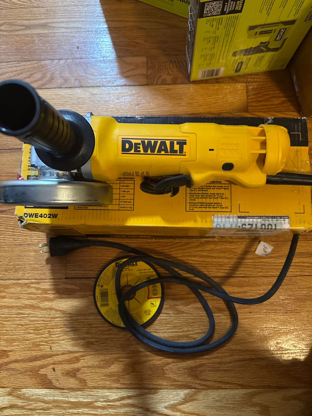 DeWalt DWE402 4 1/2" Angle Grinder - photo 2