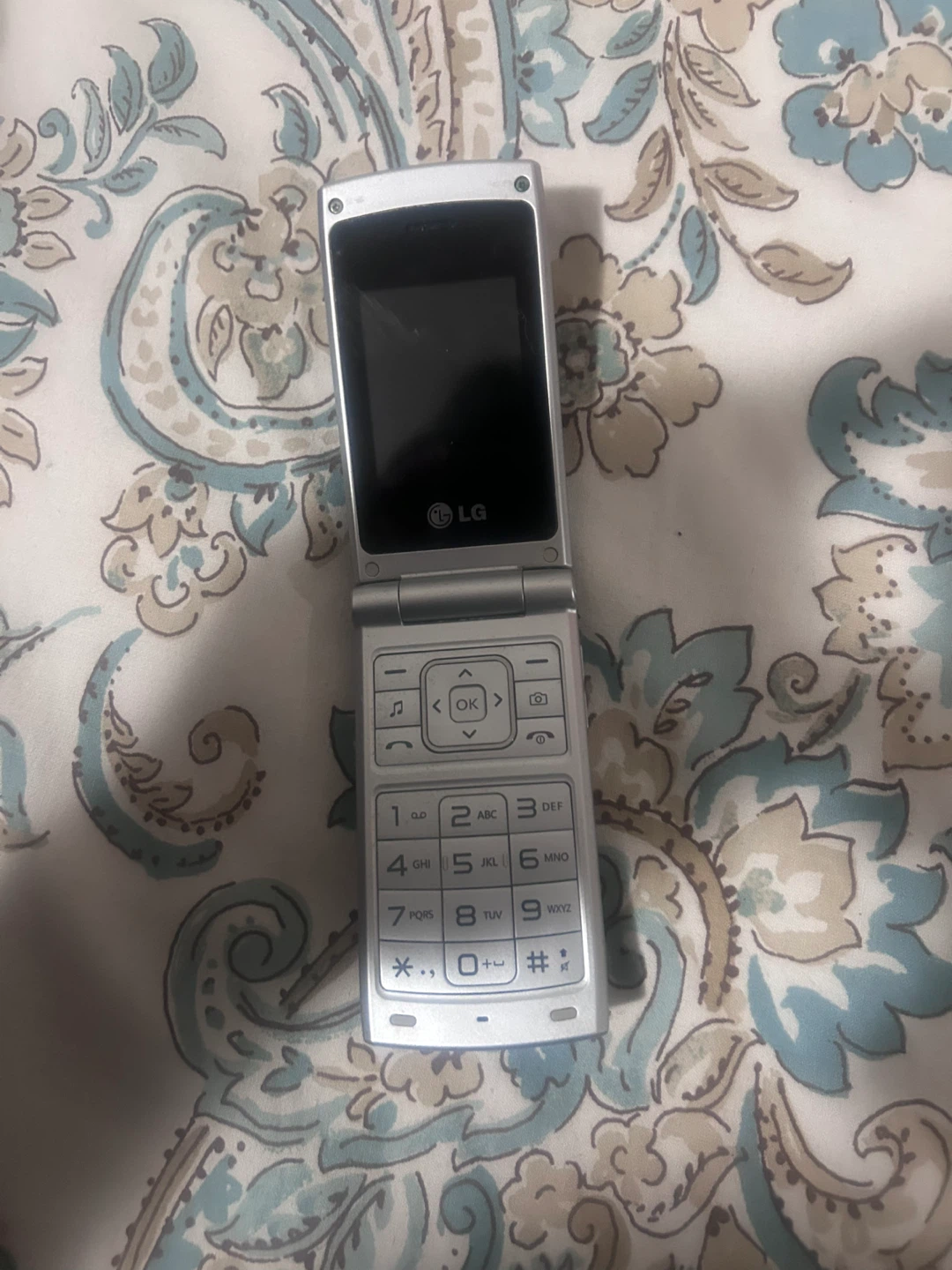 LG Flip Phone - photo 3