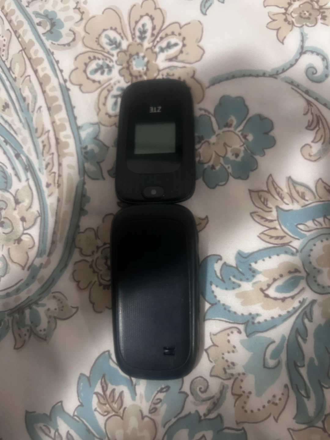 ZTE Flip Phone - photo 3