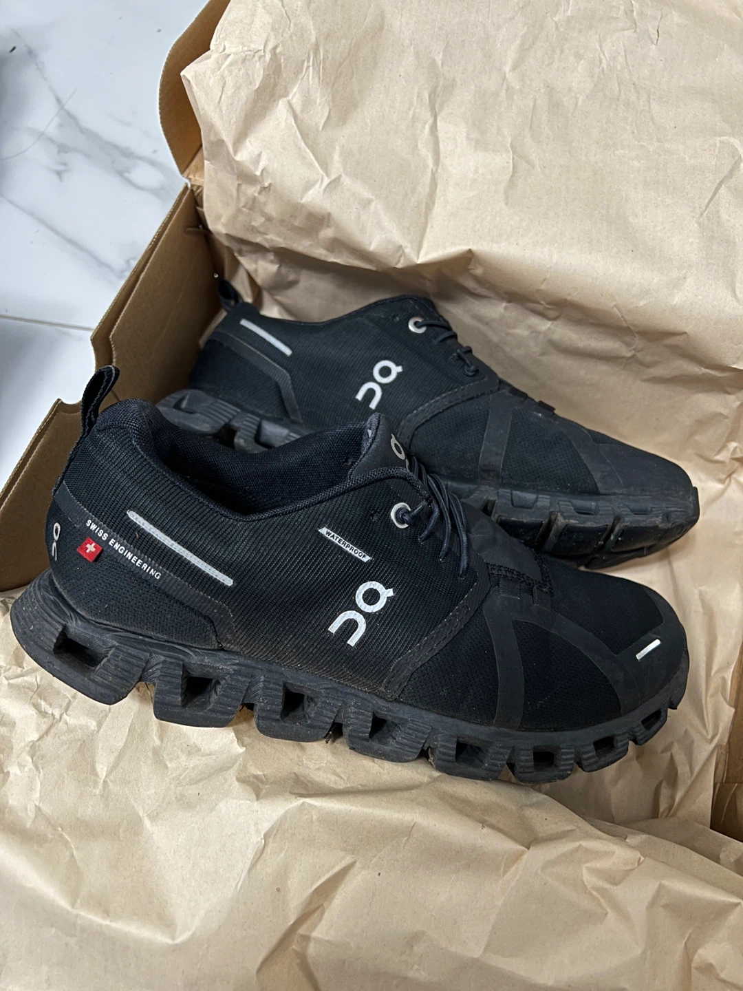 On Cloud Waterproof Black Shoes - Women US 8.5 / Men US 7