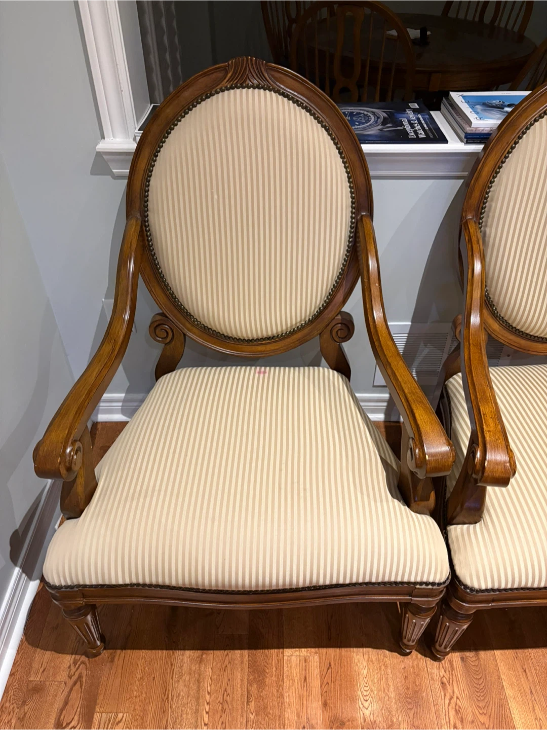 Antique Style 2 Armchairs - Beige Striped - photo 2