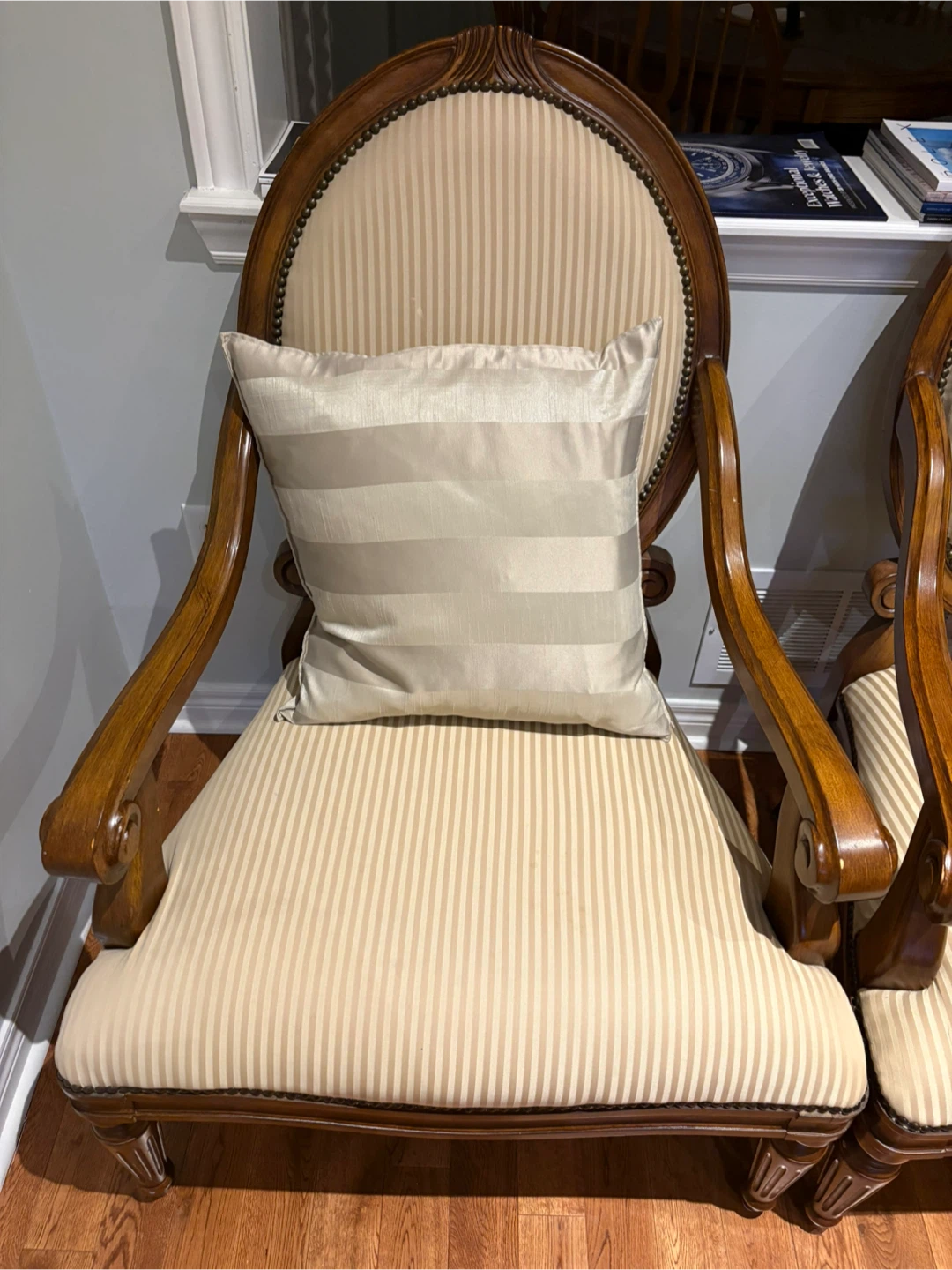 Antique Style 2 Armchairs - Beige Striped - photo 4
