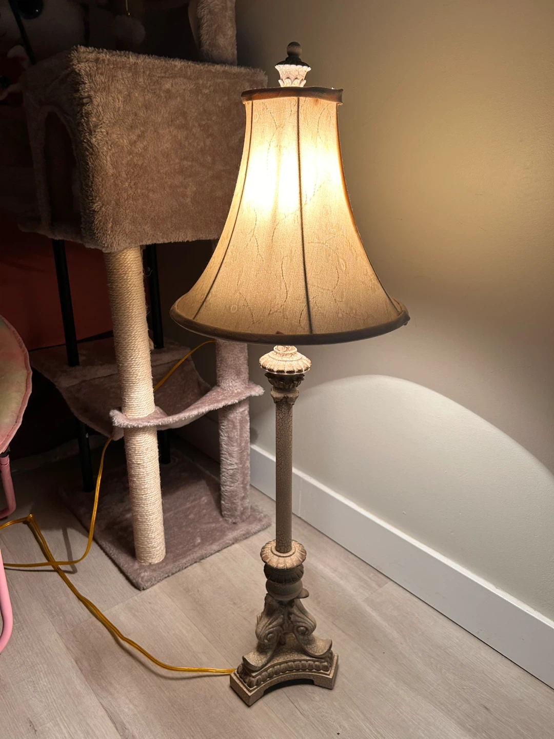 Gifting . Vintage Style Beige Table Lamp