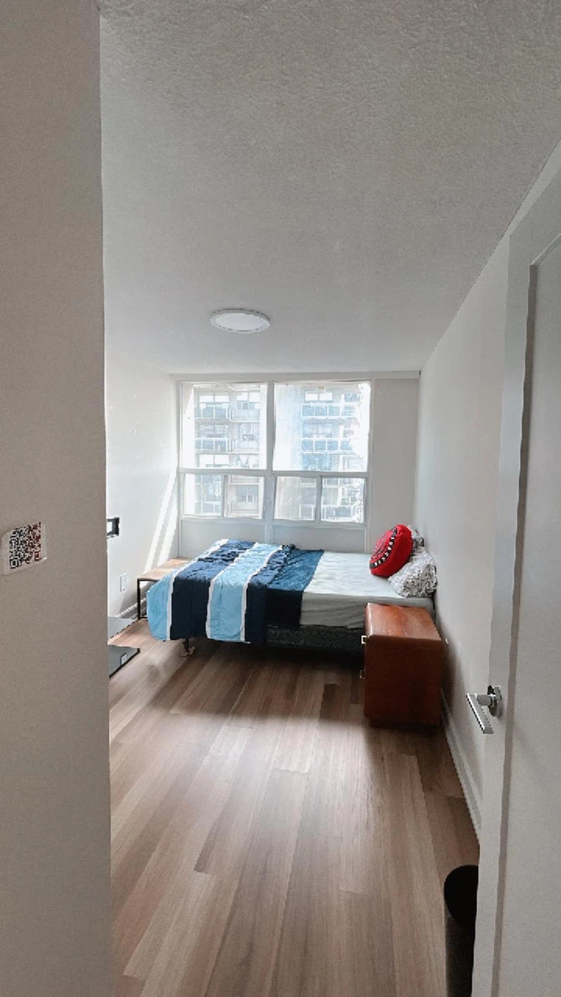 Queen size bed with frame - photo 2