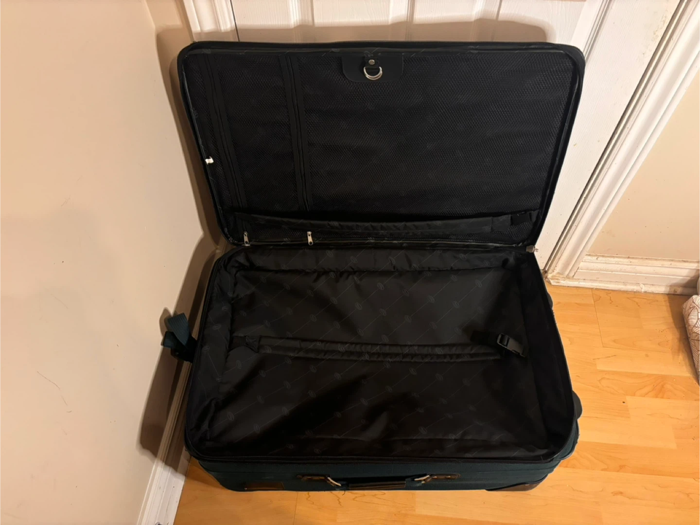 American Flyer Rolling Suitcase – Classic Softside Luggage - photo 5