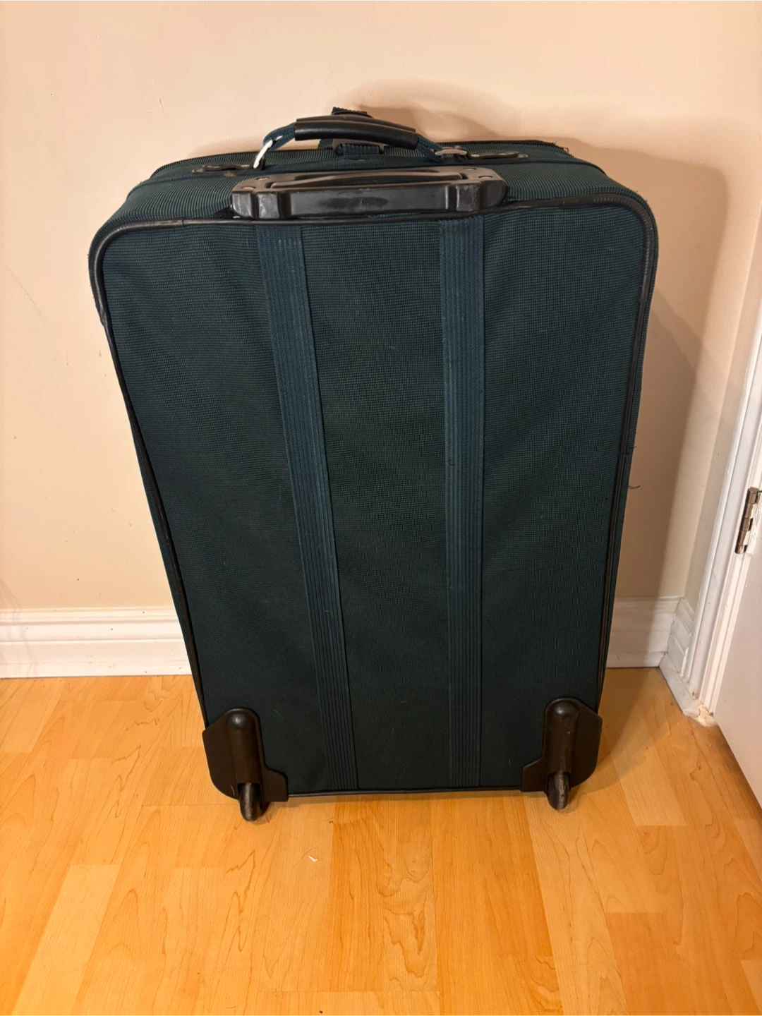 American Flyer Rolling Suitcase – Classic Softside Luggage - photo 3