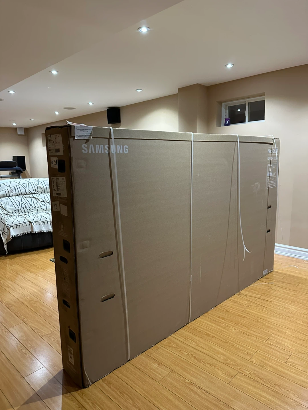 New Samsung QN80F 100" empty tv box - photo 2