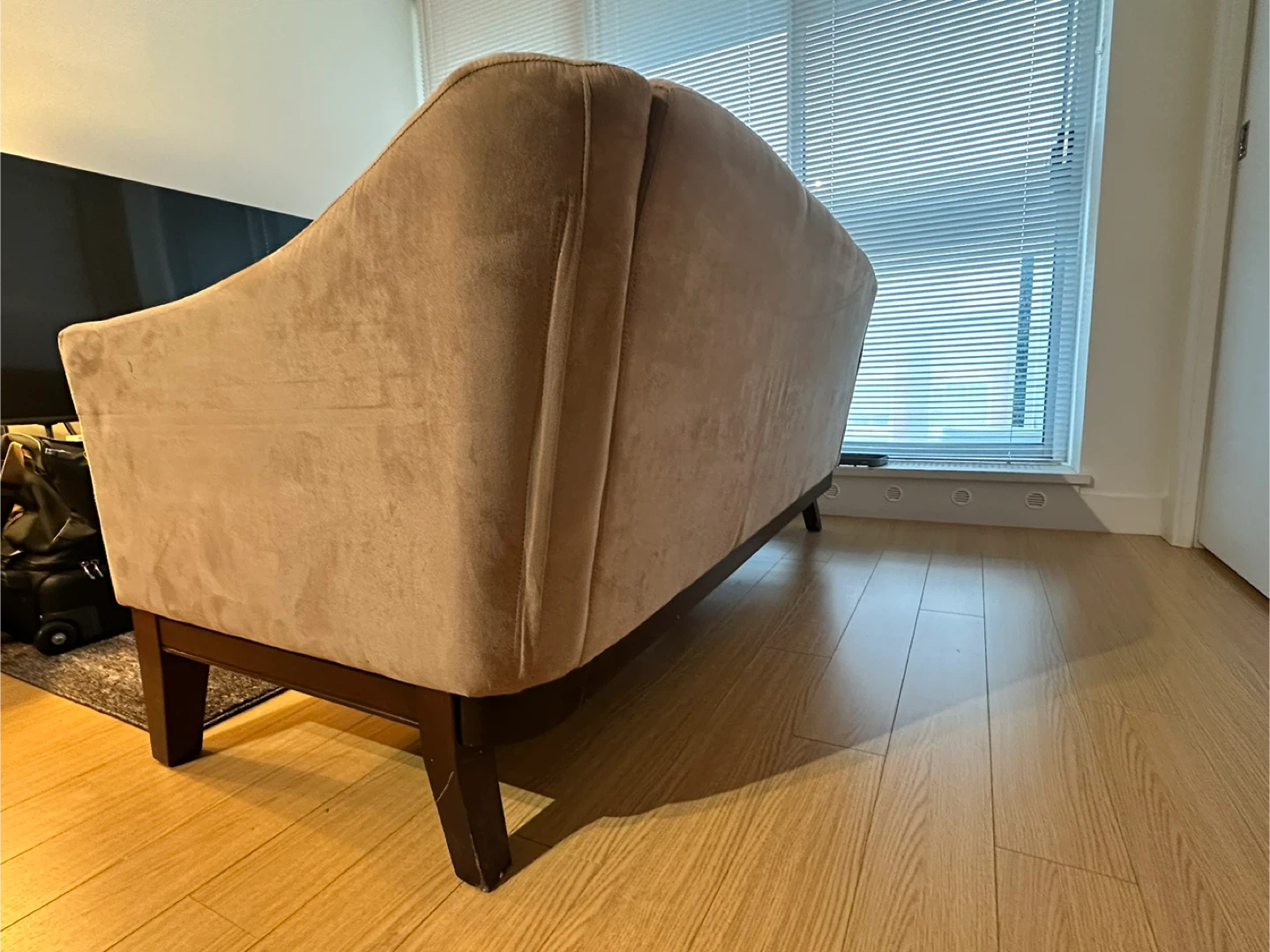 Beige Suede Sofa 🛋️ – Solid Wood Frame – Excellent Condition - photo 3