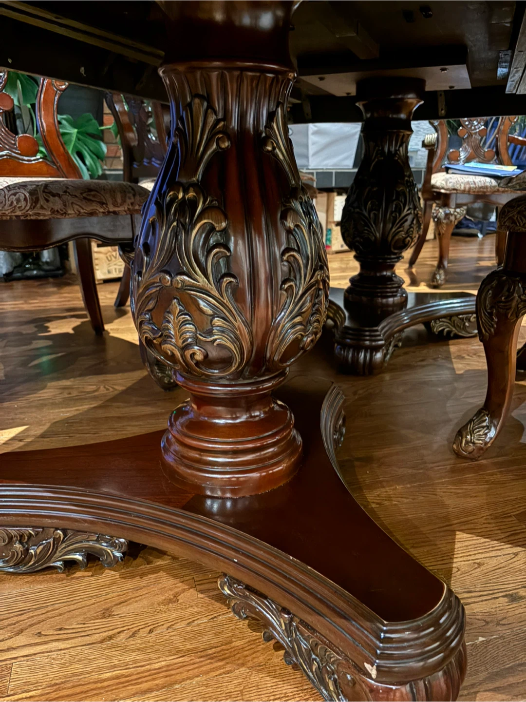 Ornate Dining Table with 8 Chairs - photo 4