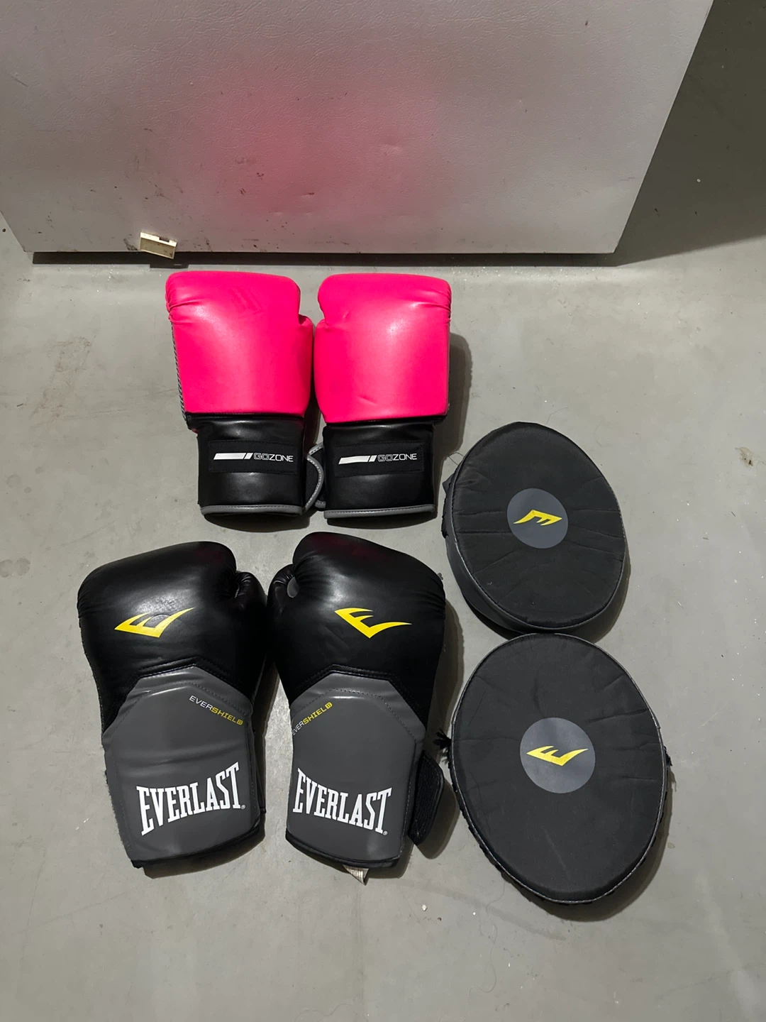 Everlast MMA Heavy Bag with Gloves and Pads - photo 3