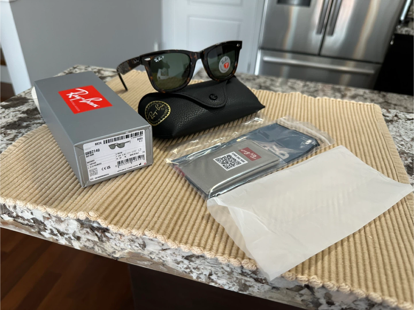 New in Box Ray-Ban Wayfarer Polarized. MADE IN ITALY 🇮🇹