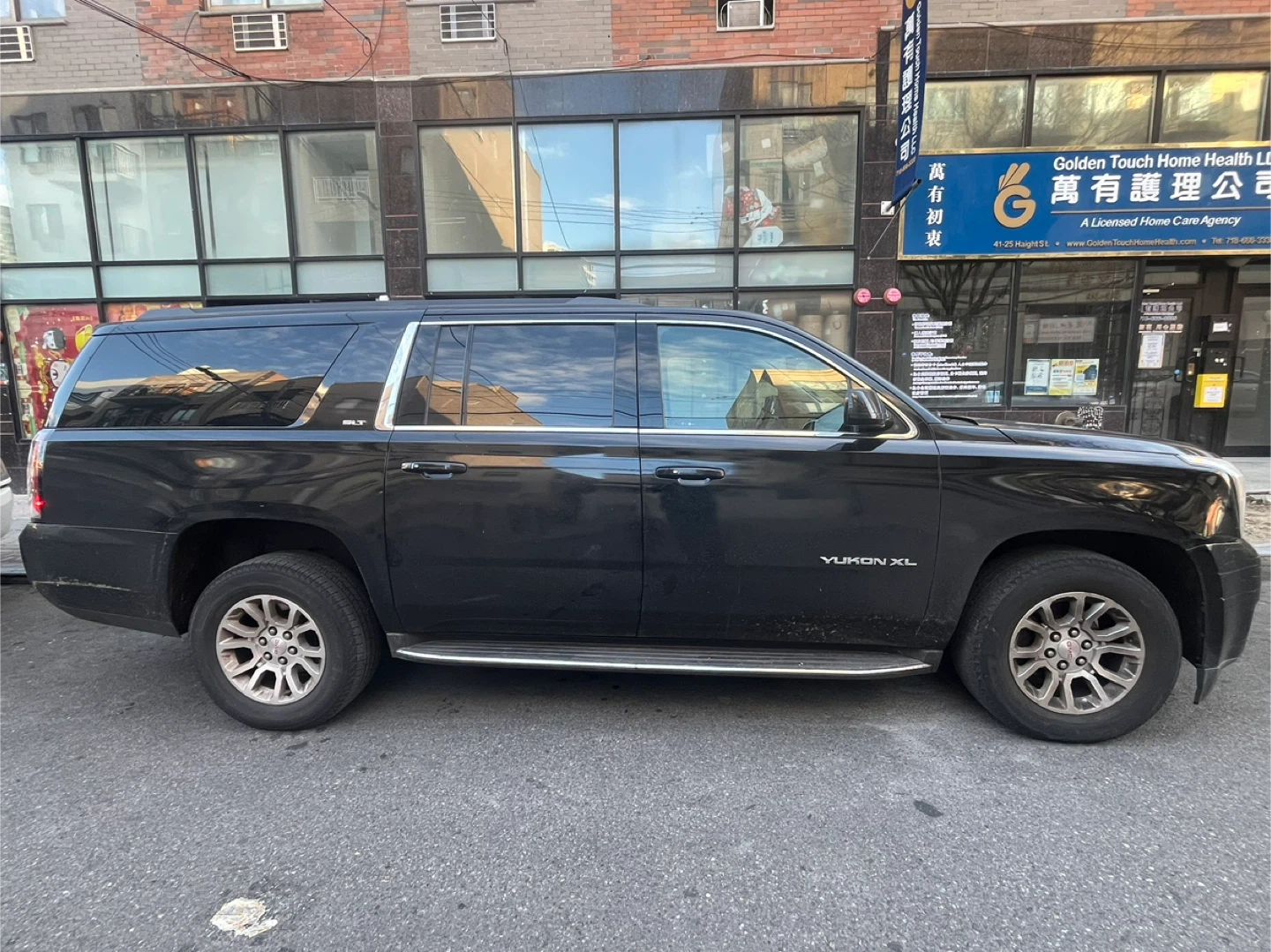 Black GMC Yukon XL - photo 4