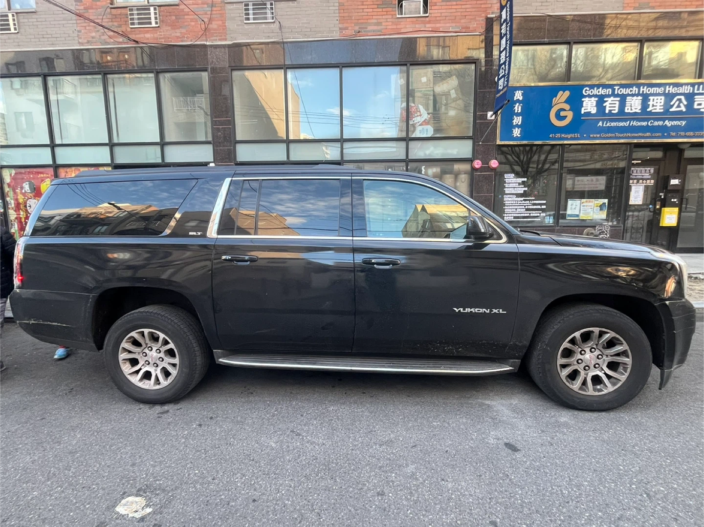 Black GMC Yukon XL - photo 3