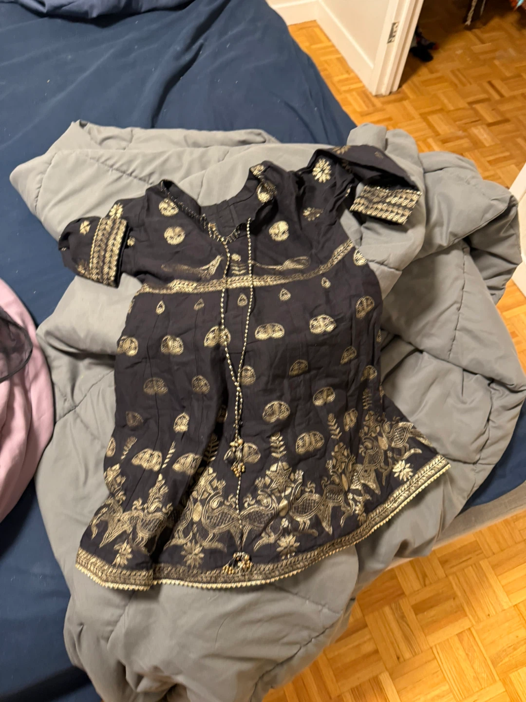 Black and Gold Indian Outfit - J. - photo 3