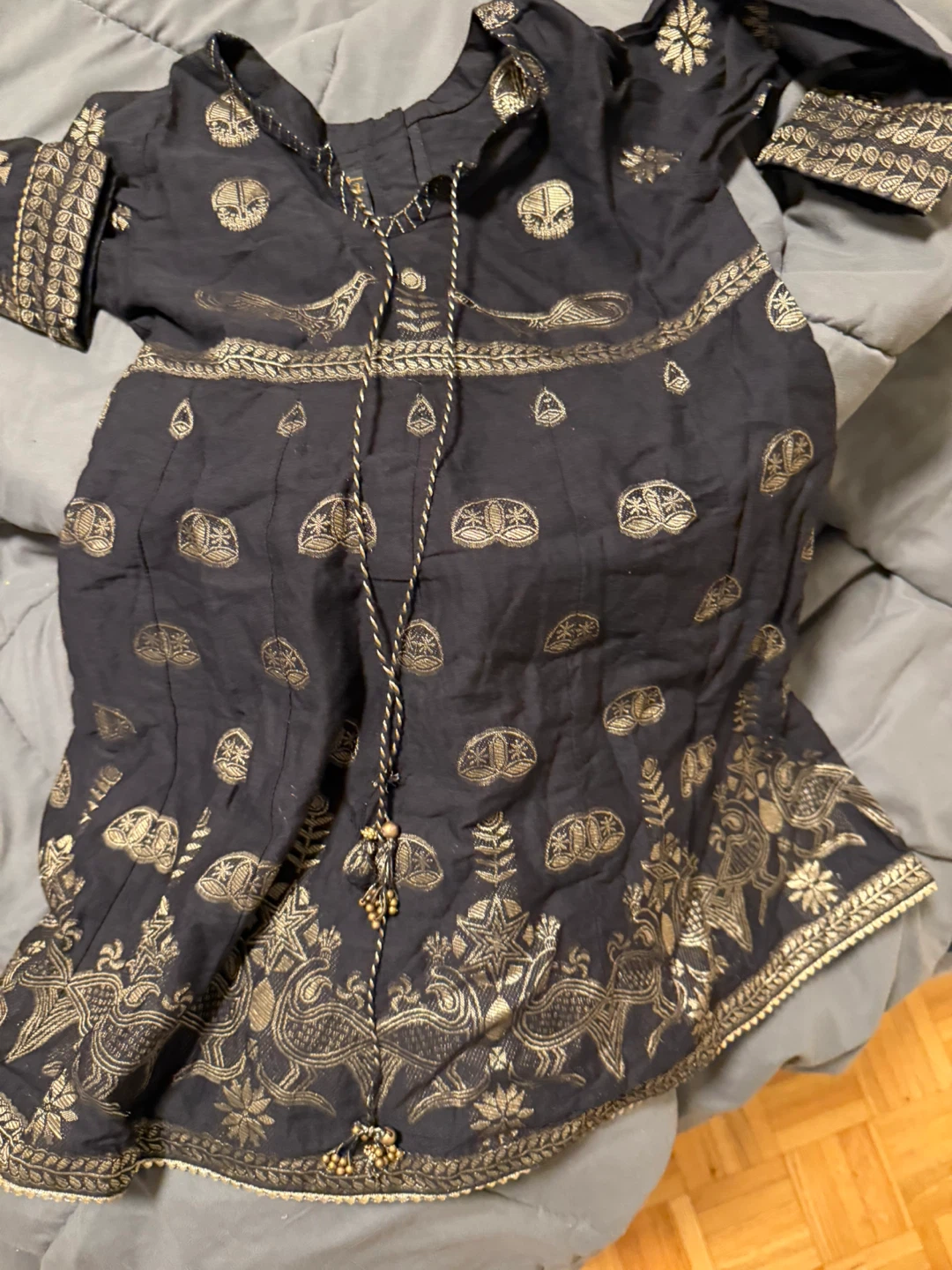 Black and Gold Indian Outfit - J. - photo 2