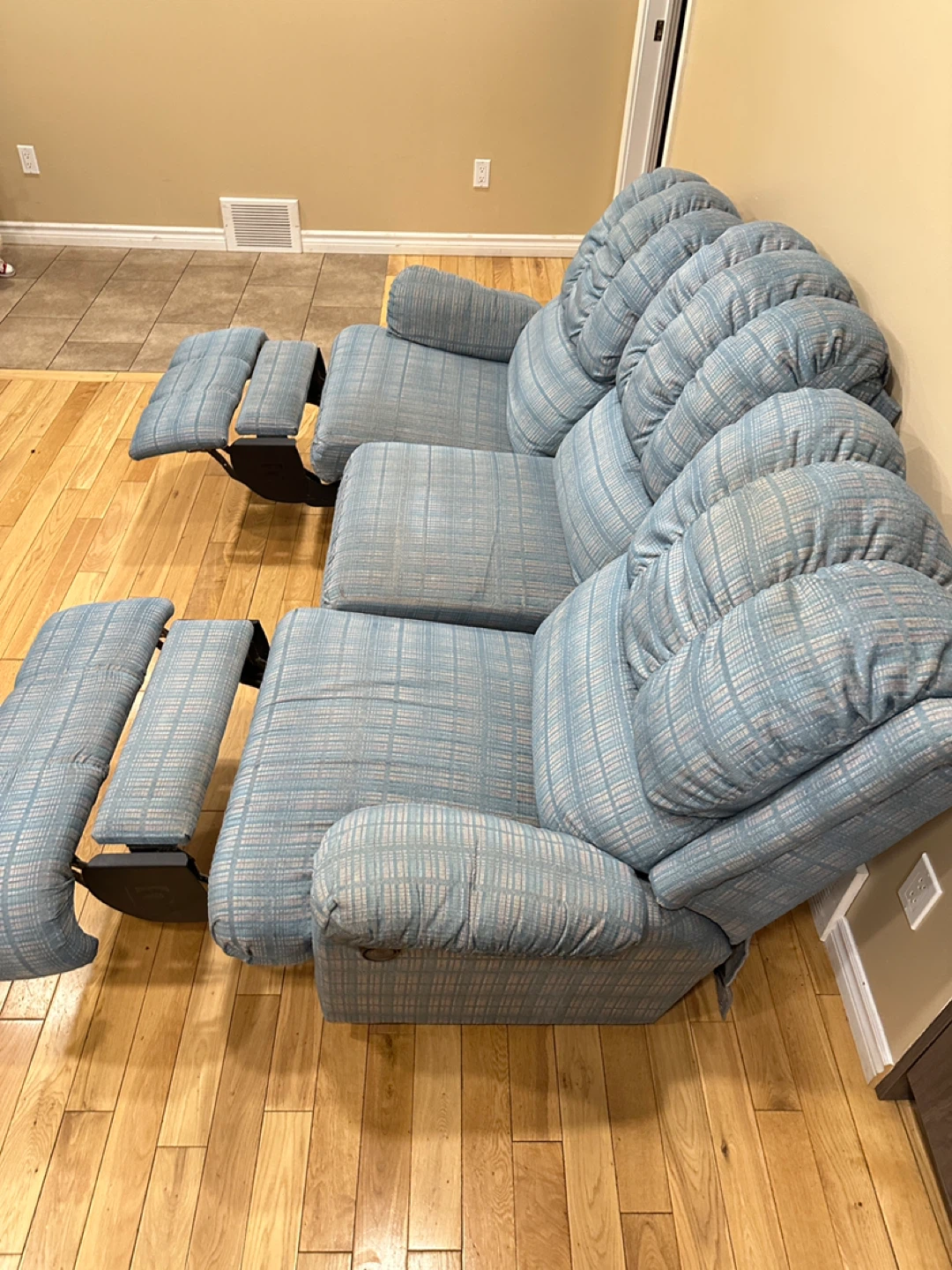 Beautiful Berkline Reclining Sofa Great Condition (CAN DELIVER) - photo 5