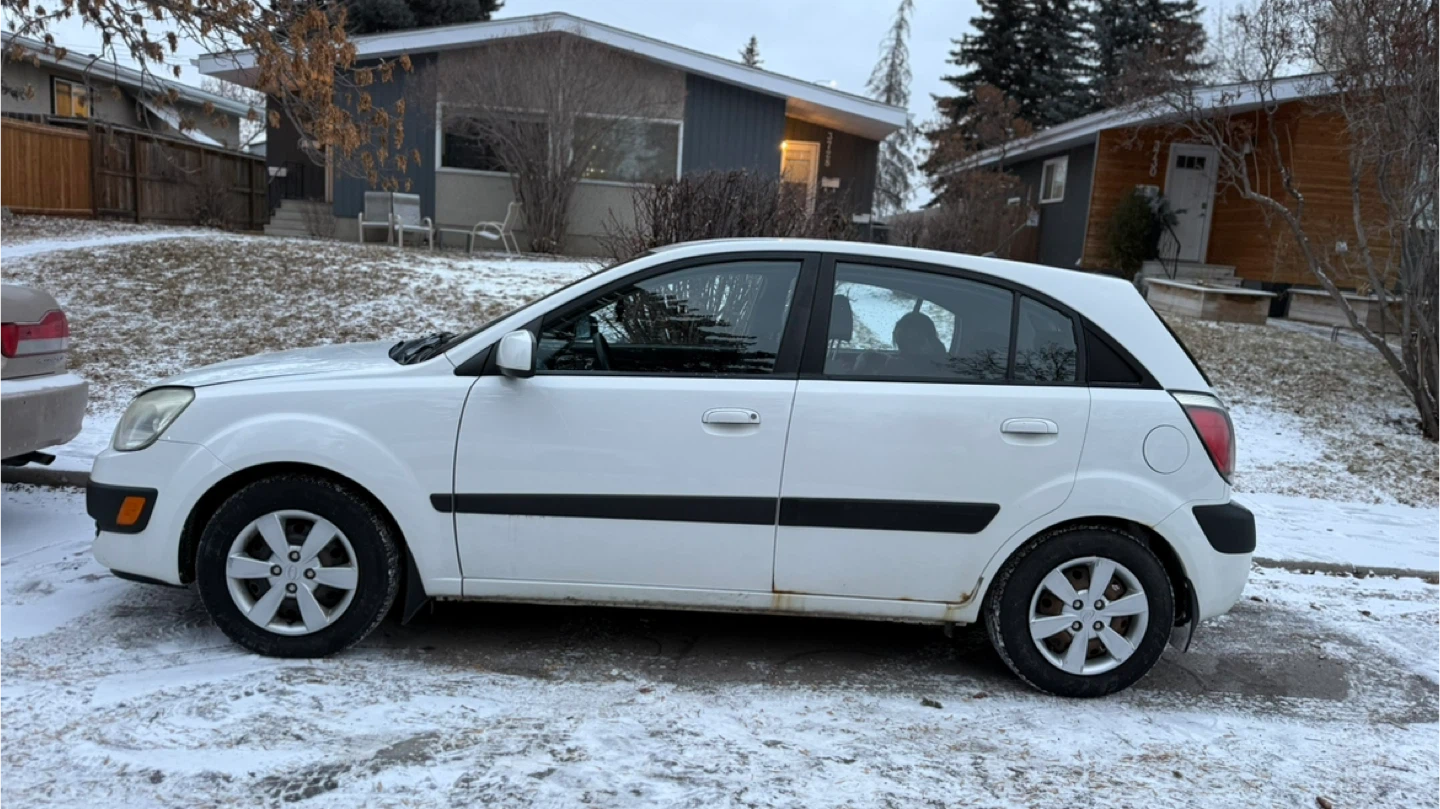 White Kia Rio Hatchback - photo 5