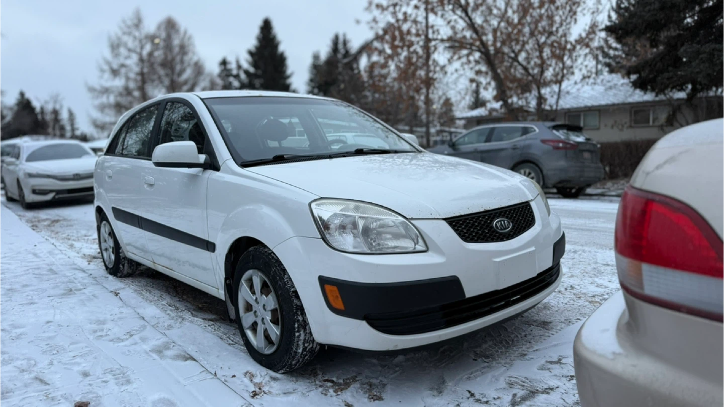 White Kia Rio Hatchback - photo 3