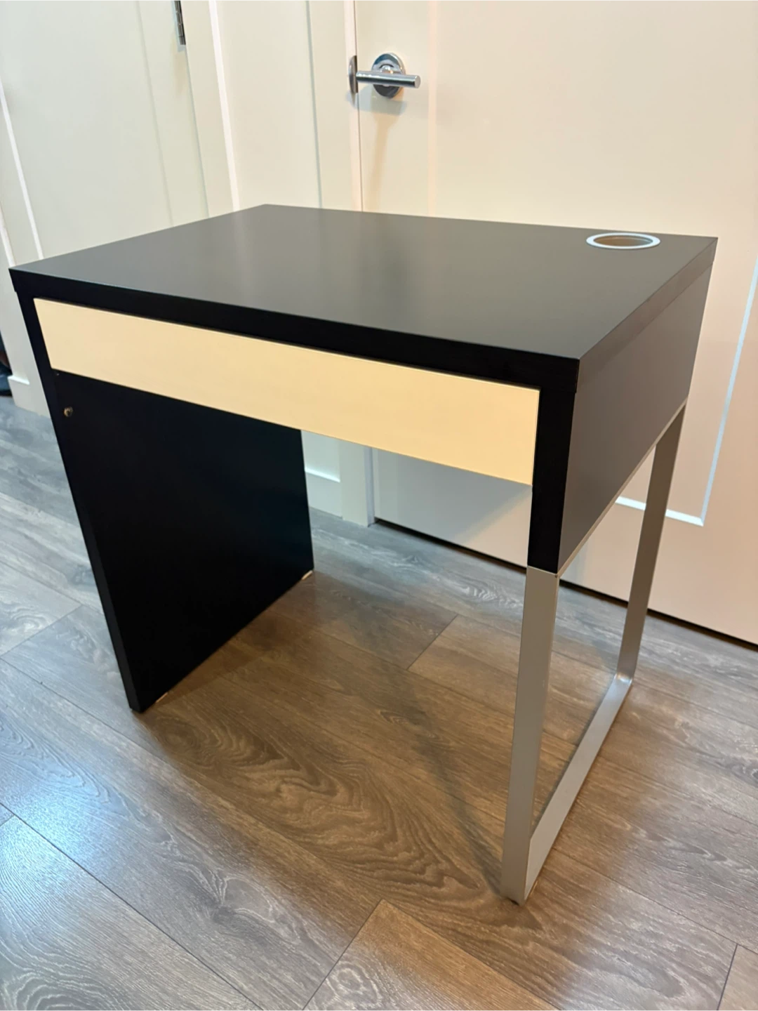 IKEA Micke Modern Black and White Desk - photo 2