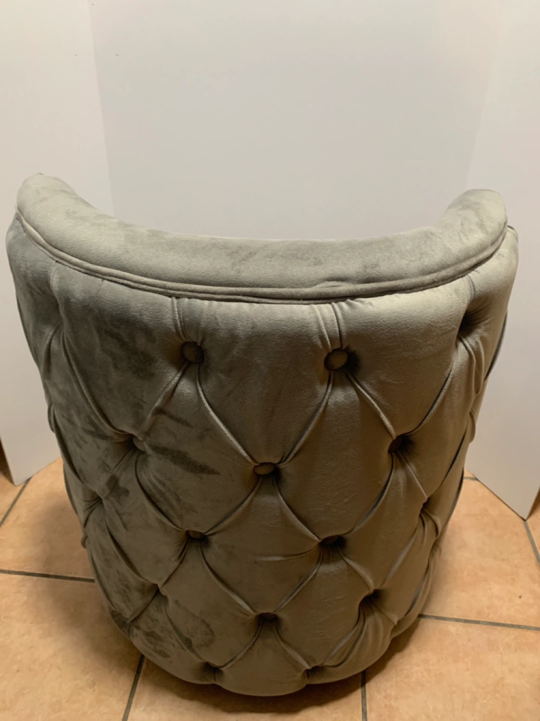 Tainoki Grey Velvet Swivel Accent Chair - photo 2