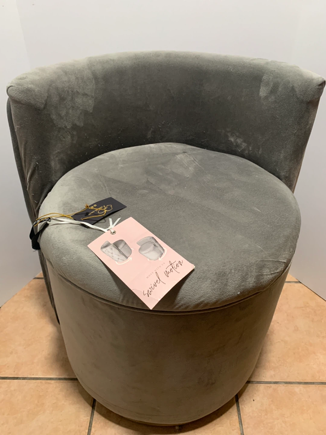 Tainoki Grey Velvet Swivel Accent Chair