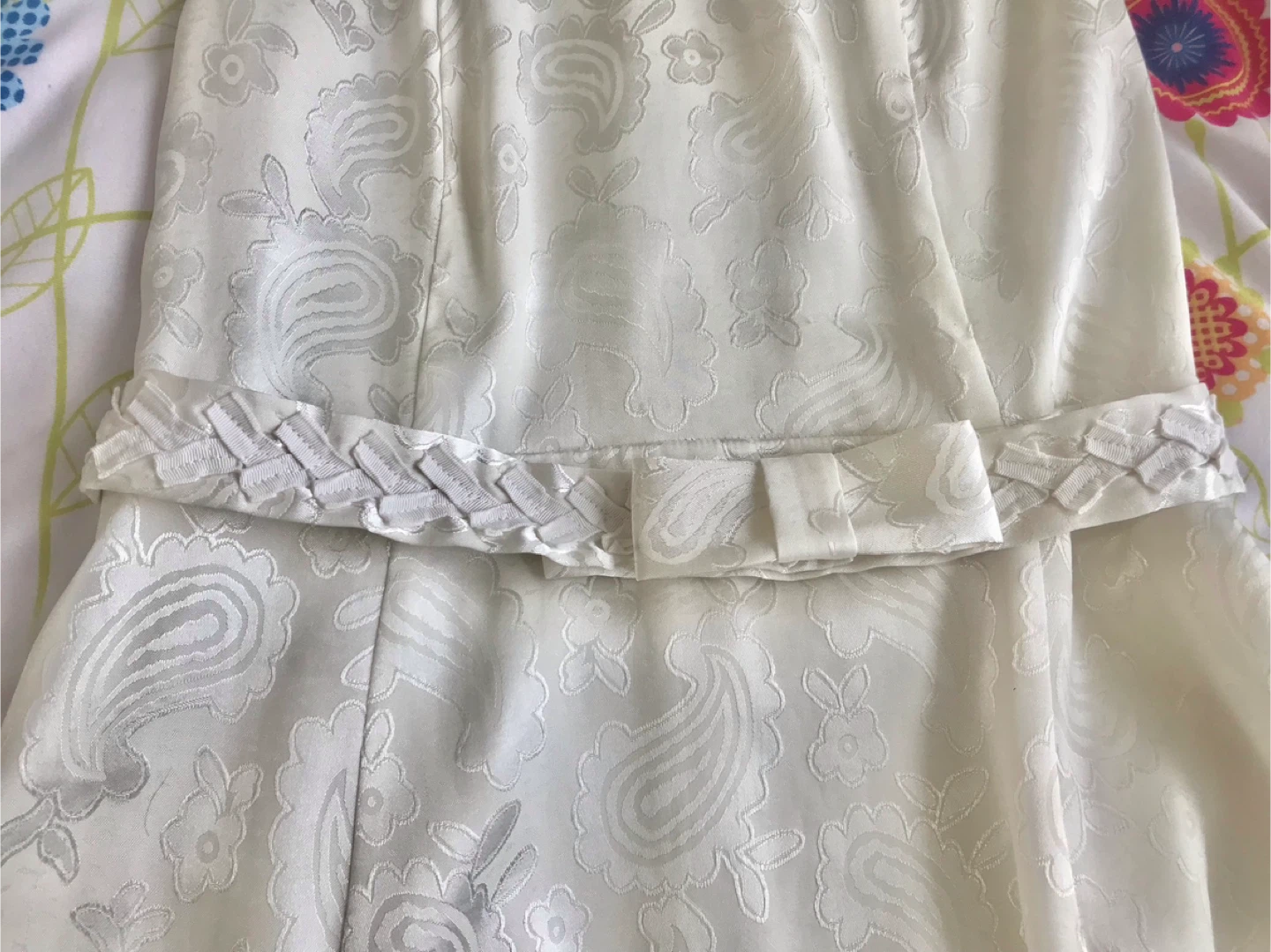 White patterned sleeveless dress with belt - photo 4