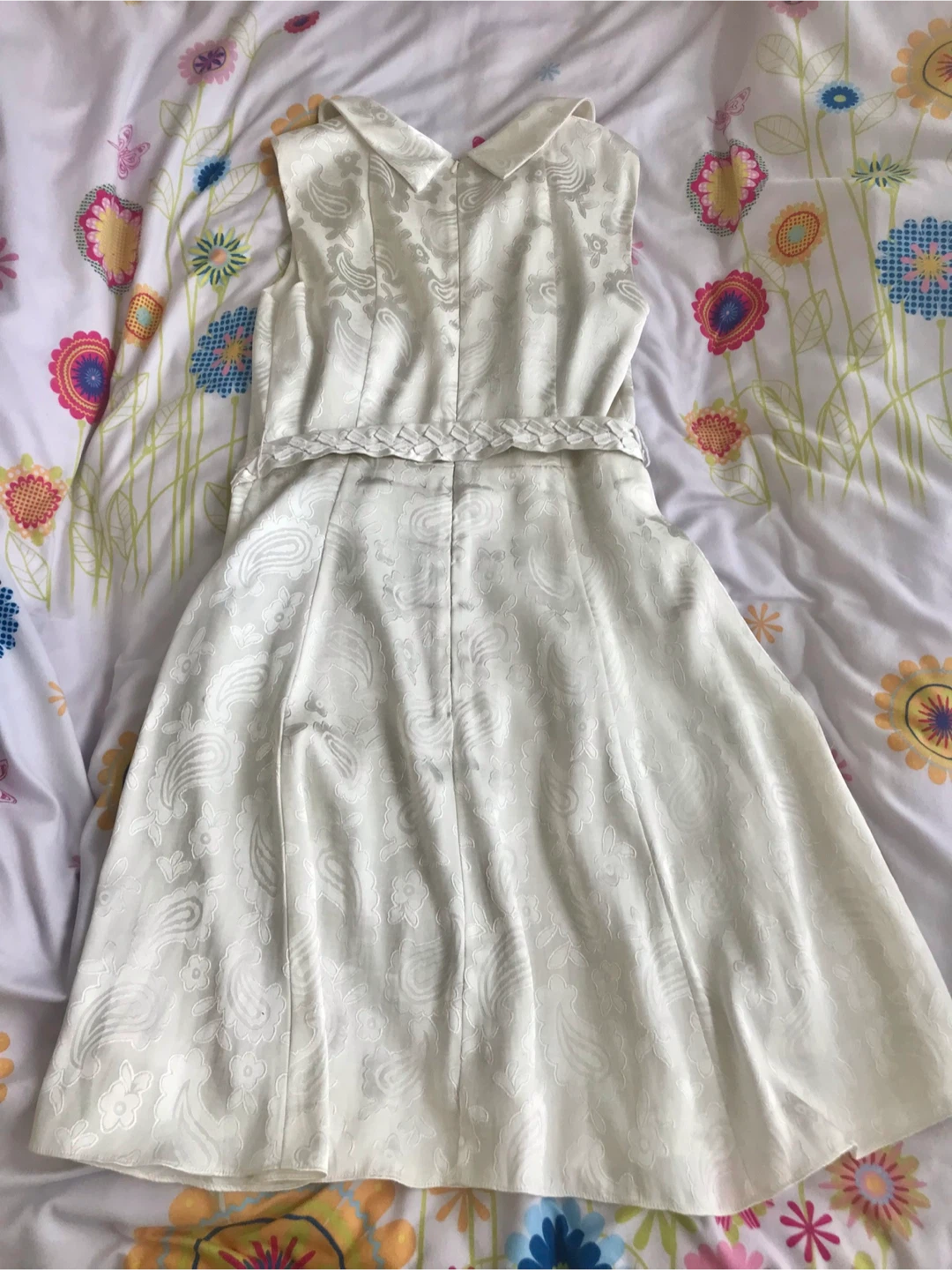 White patterned sleeveless dress with belt - photo 5