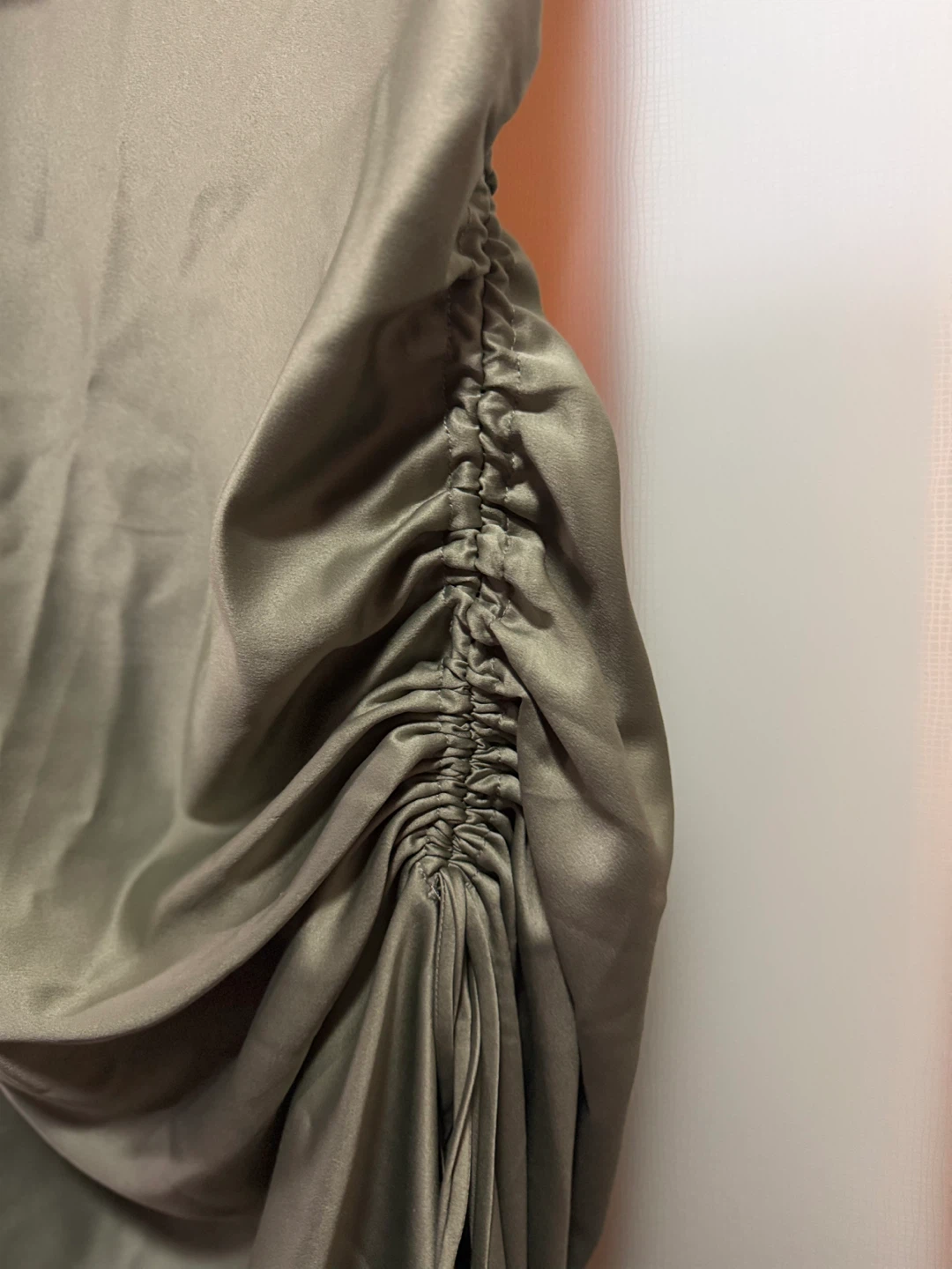 [BRAND NEW] TP/XS Satin Slip Dress w/ Rushing - photo 5
