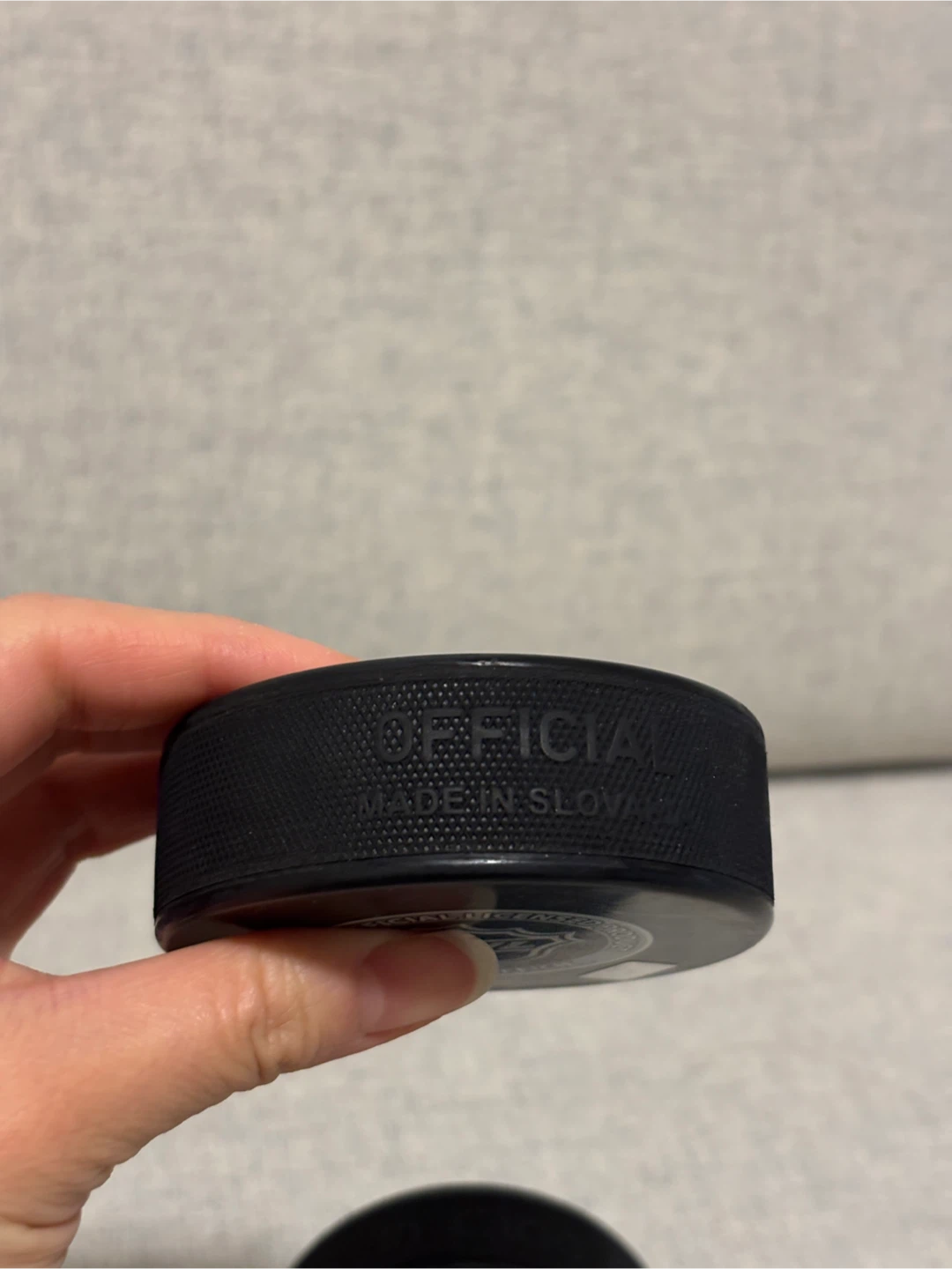 2x Toronto Maple Leafs Hockey Pucks - photo 2