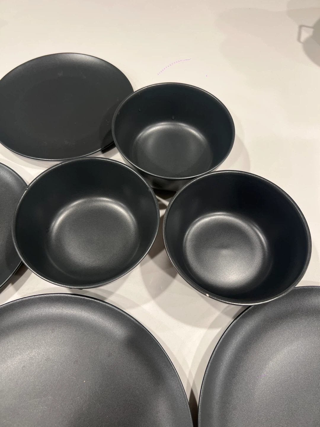 Set of 5 Black Plates and 3 Bowls - photo 2
