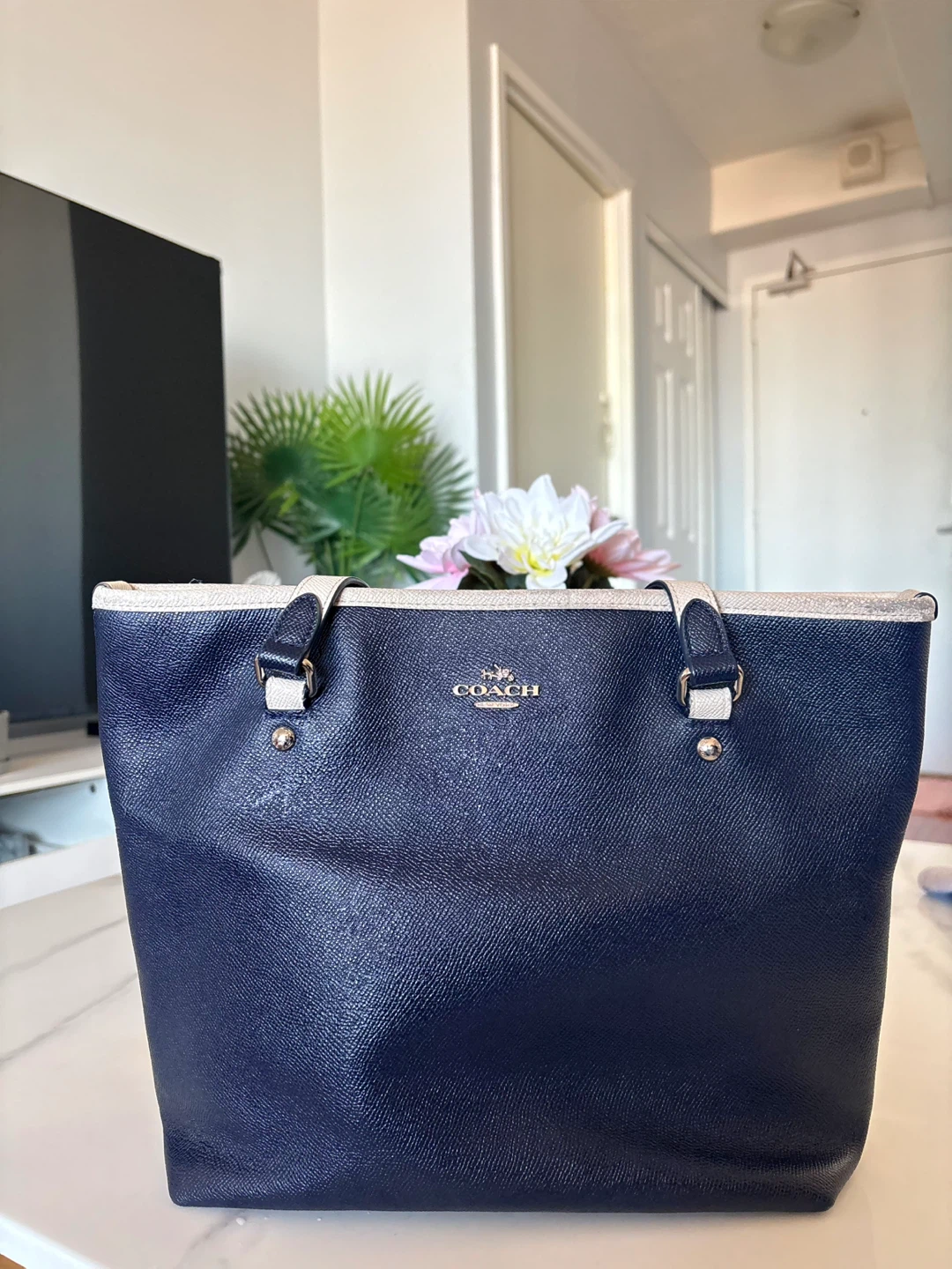 Authentic coach leather tote ♡