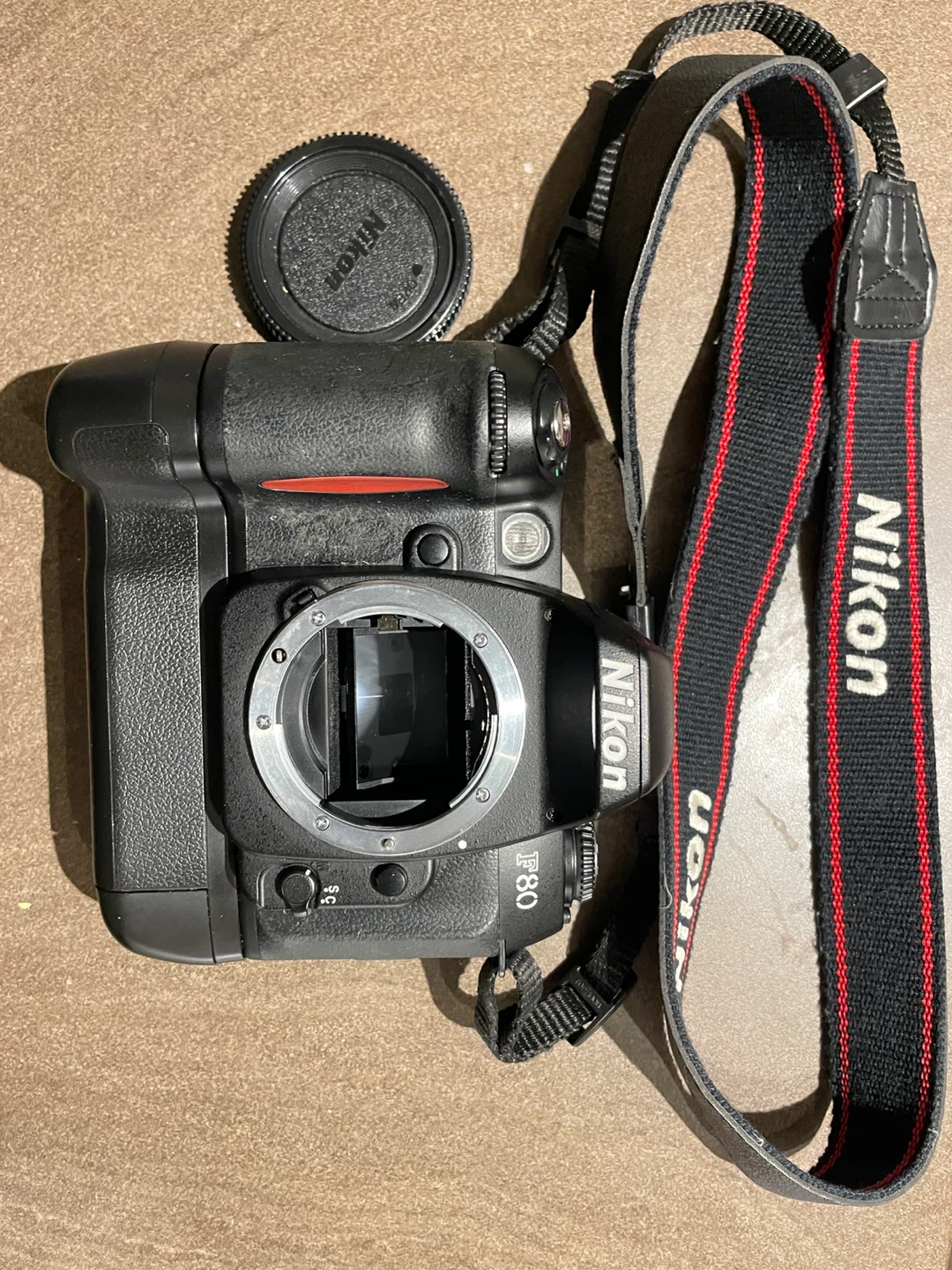 Nikon F80 / N80 35mm Film Camera Body+MB-17 grip - photo 3