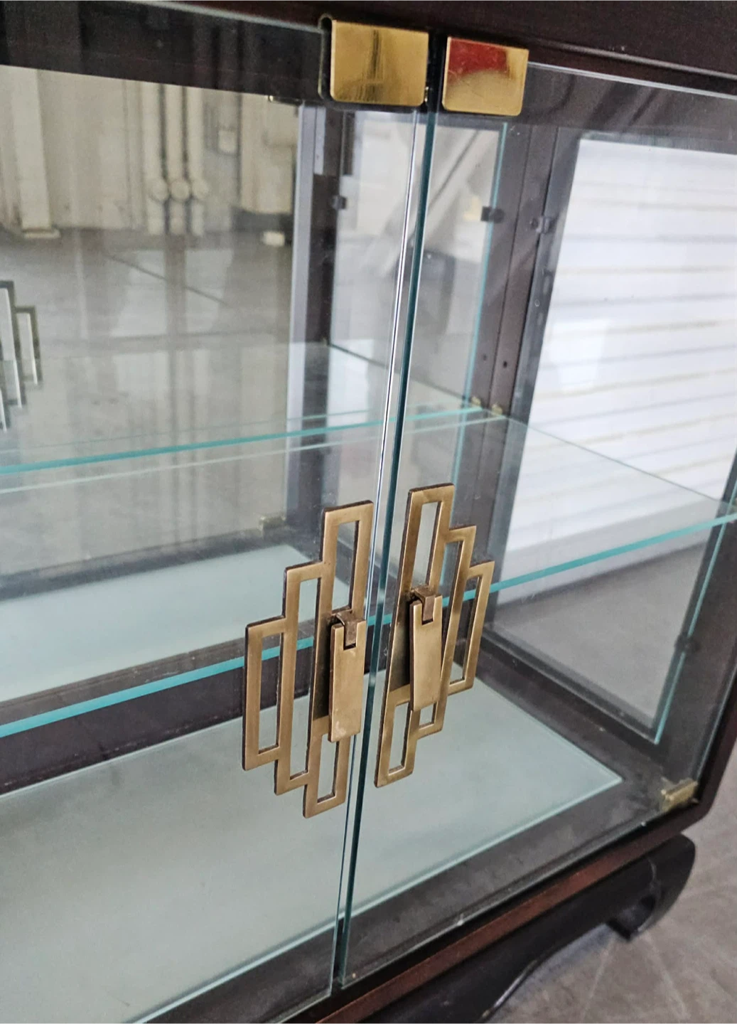 Beautiful Mahogany glass display cabinet with adj shelves - photo 4