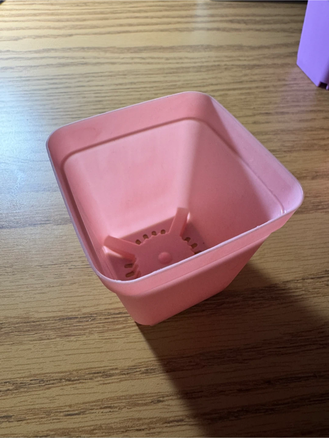 Plastic plant pots - photo 2