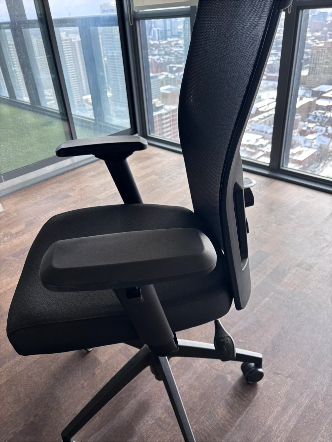 Ergonomic office chair with mesh back - photo 3