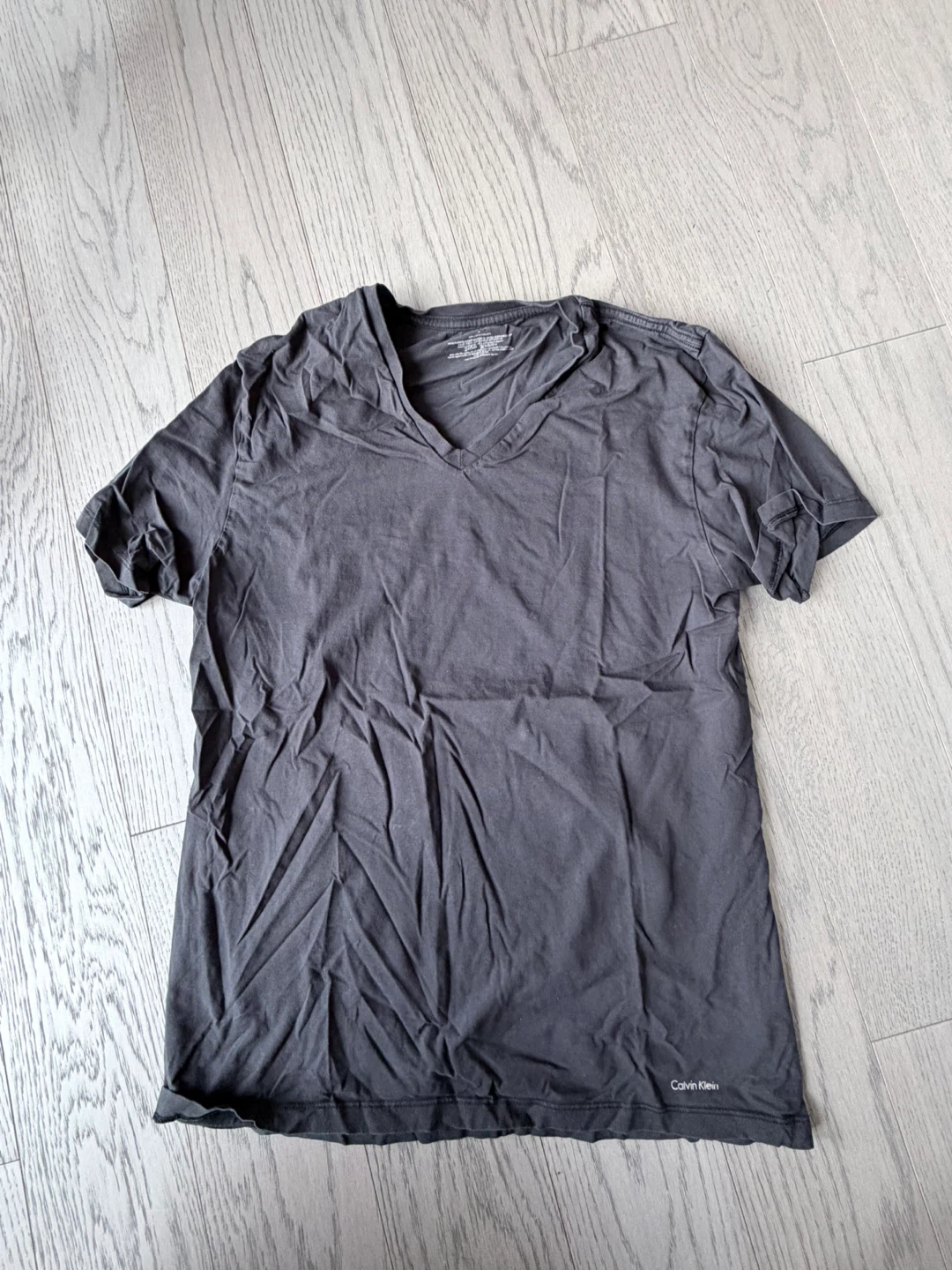 Calvin Klein Men's V-Neck T-Shirts - Size M (Grey)