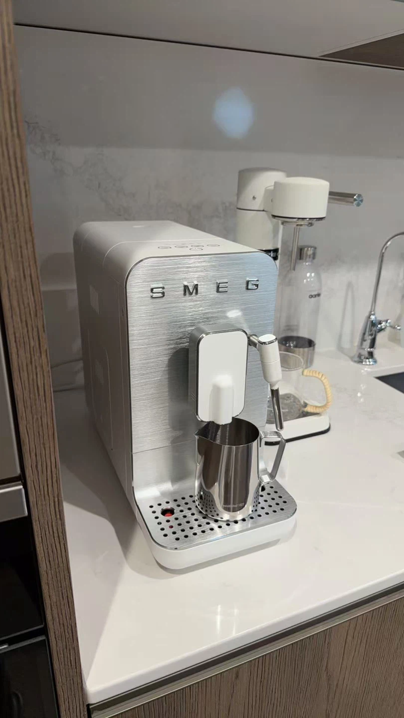 Smeg Fully Automatic Espresso Machine With Milk Wand - photo 3