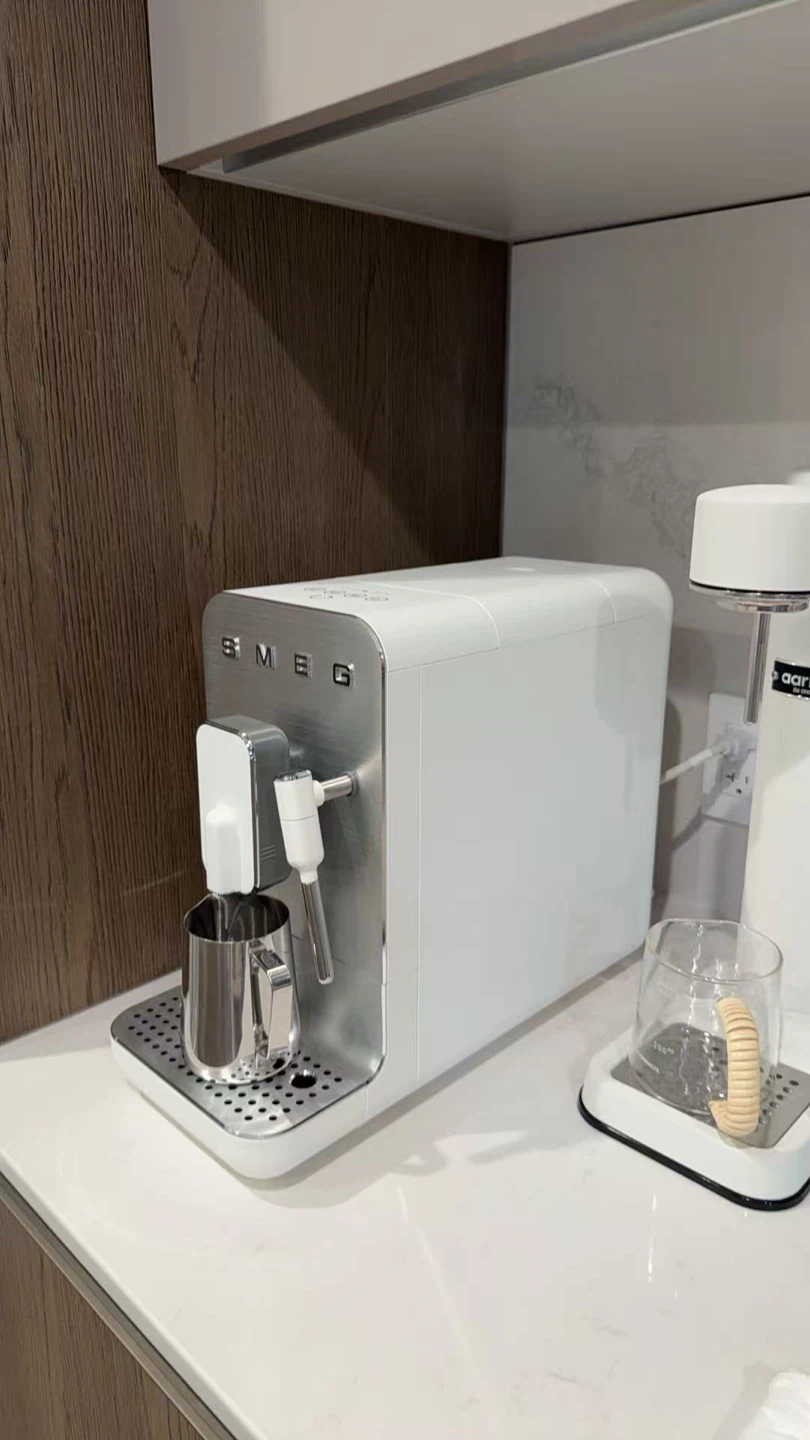 Smeg Fully Automatic Espresso Machine With Milk Wand - photo 2