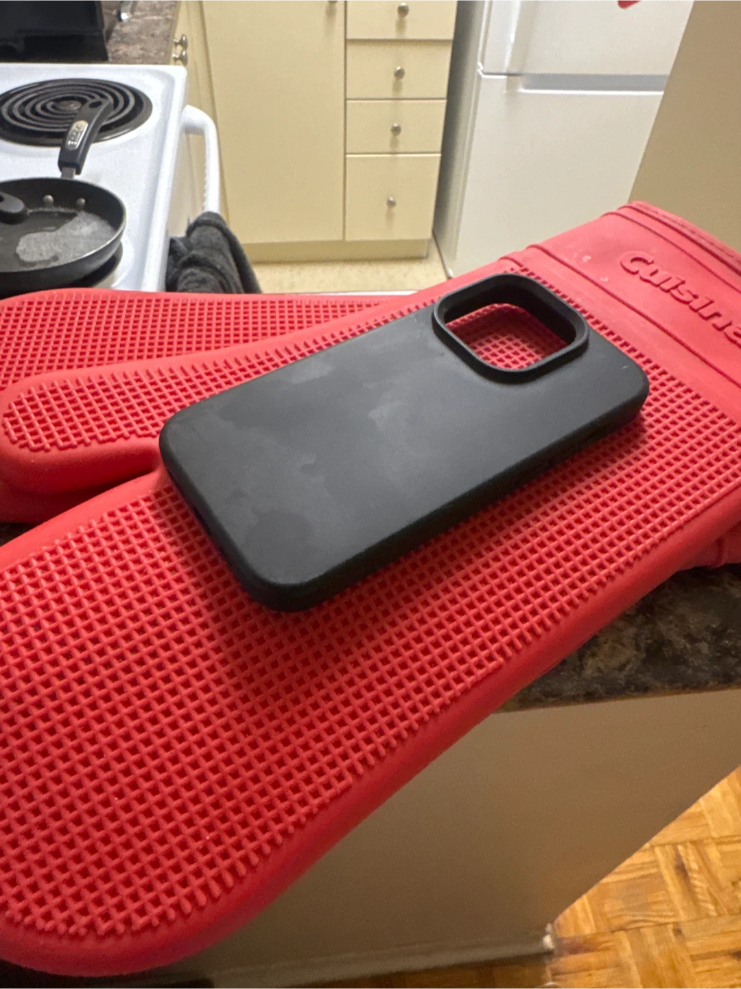 OTOFly Black iPhone 14 Pro Phone Case