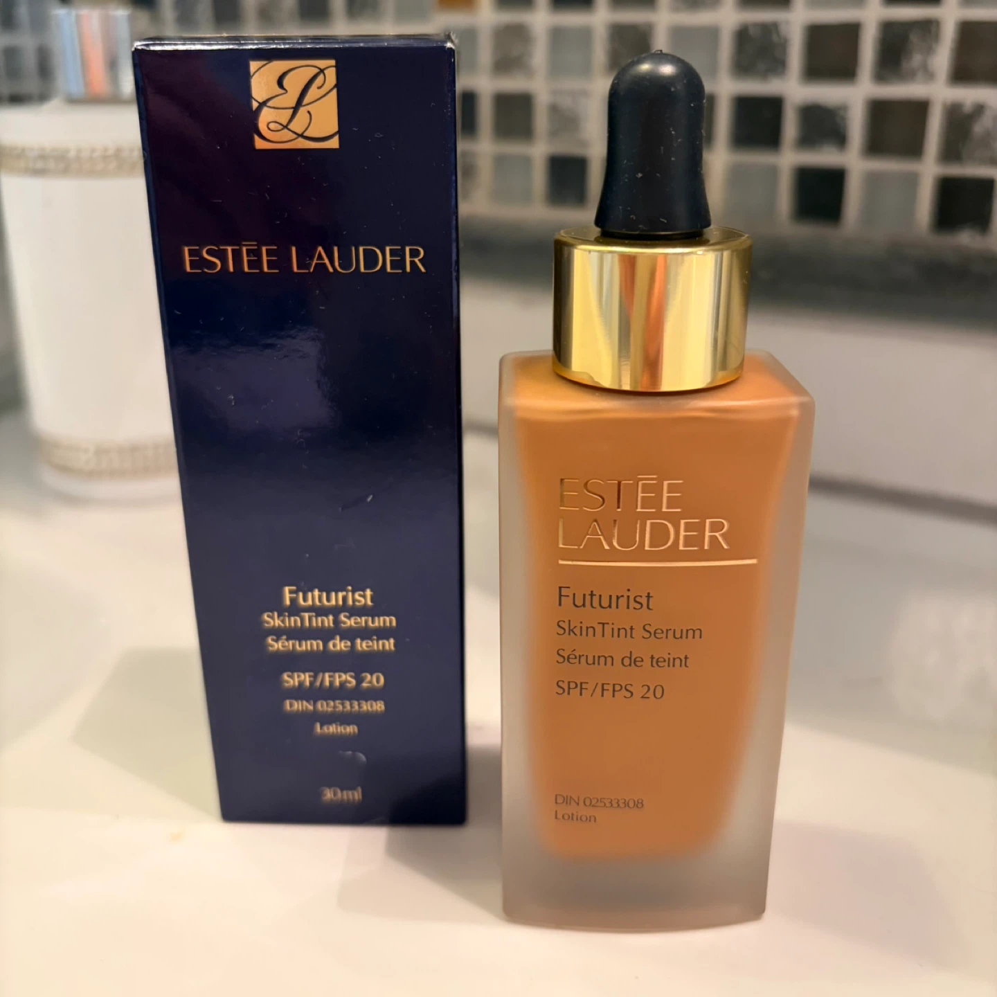 Estée Lauder Futurist Skin Tint Serum SPF 20 - 5W2 Rich Caramel